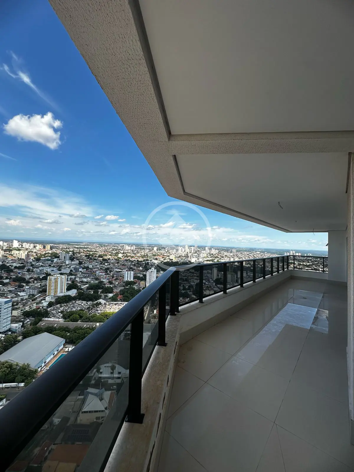 Apartamento / Edifício Royal President, região central, 4 suítes sendo uma master e área de lazer completa, 274m2 de área privativa e 4 vagas de garagem.