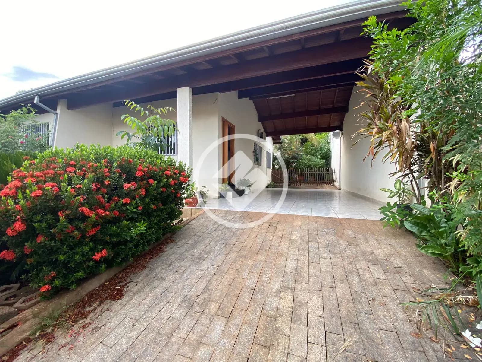 CASA 3 QUARTOS SENDO UMA SUÍTE R$ 620.000,00 - BAIRRO JARDIM UNIVERSITÁRIO - CUIABÁ - MT