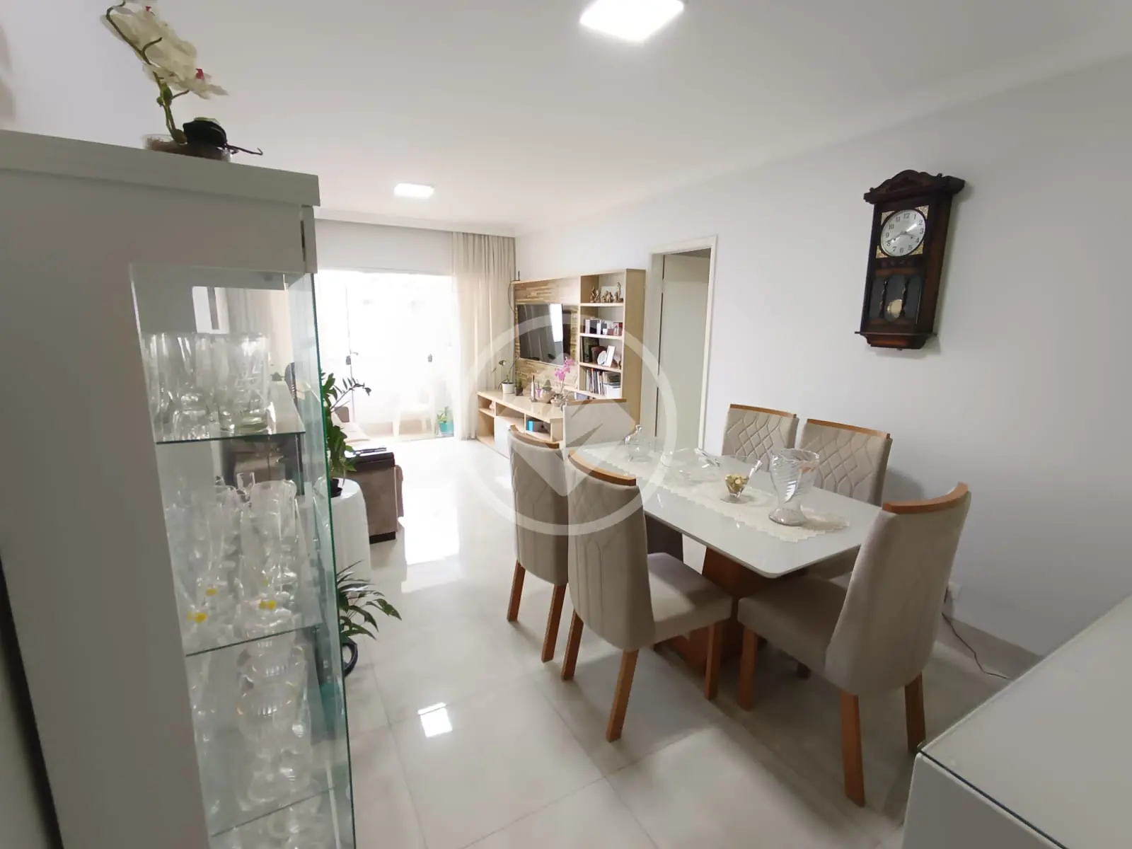 vendo apartamento  no bairro alvorada, próximo ao super mercado cúrio, Comper, Academia Smart fit, a 5 minutos do shopping Pantanal. fácil acesso a av.Miguel Sultil