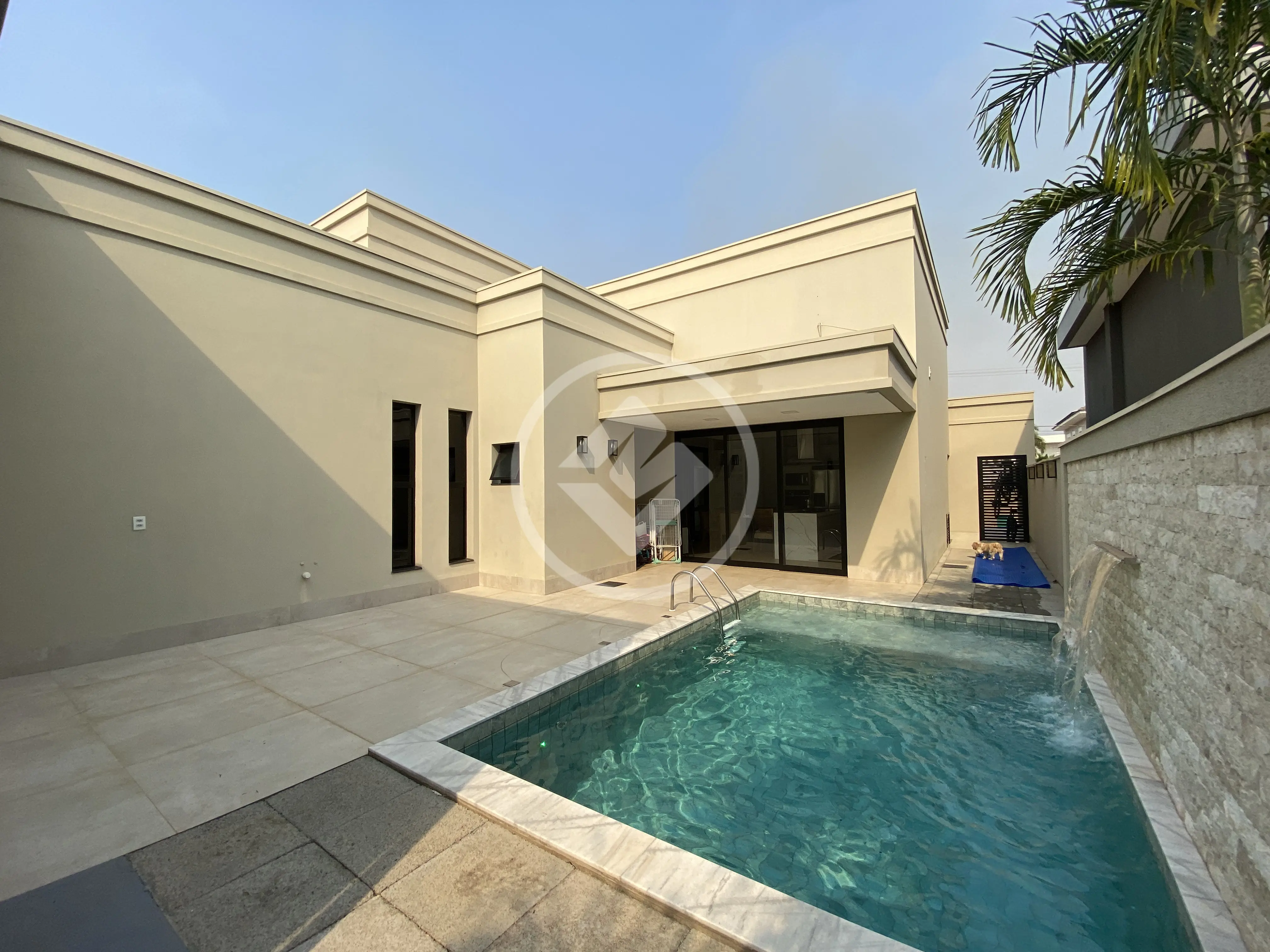 Vende-se Casa de Neoclássica no Condomínio Florais do Valle - 3 Suítes, sendo 1 Master - Energia Solar  - 262 m² Construído - Valor: R$ 3.300.000,00
