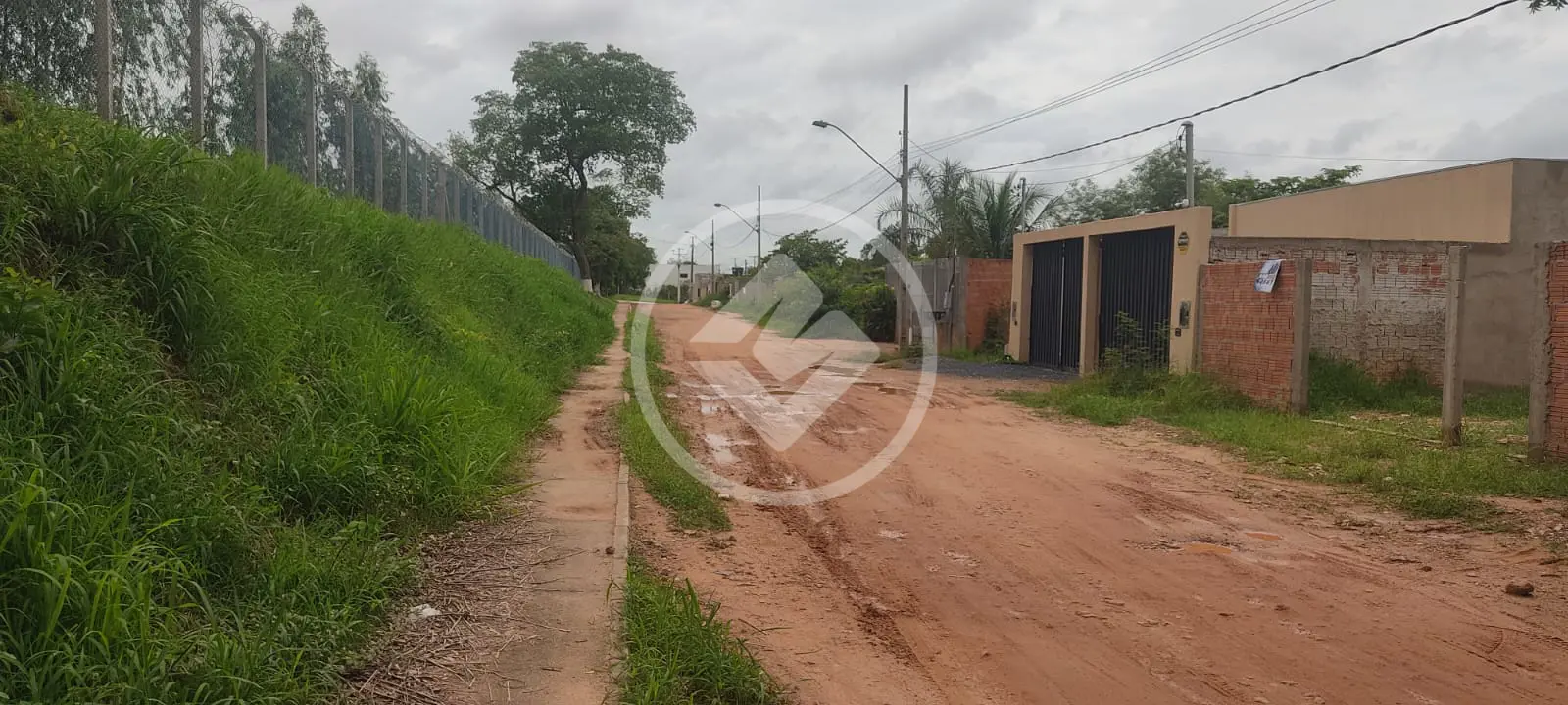 Terreno, Escriturado e regularizado com IPTU 2025 em dias. Frente 10 x 25 de fundos.