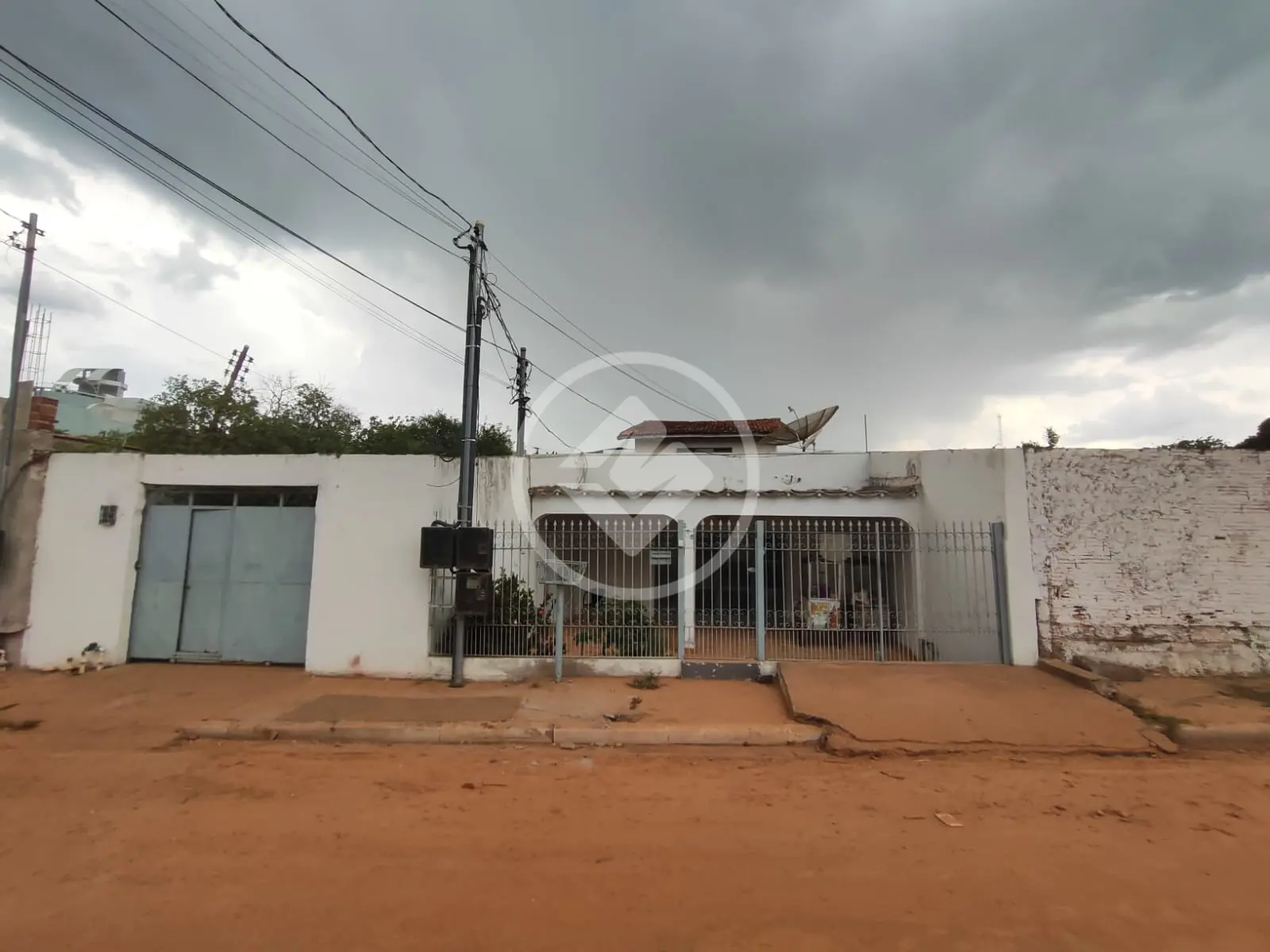 CASA ESPAÇOSA COM POSSIBILIDADE PARA FINALIDADE COMERCIAL