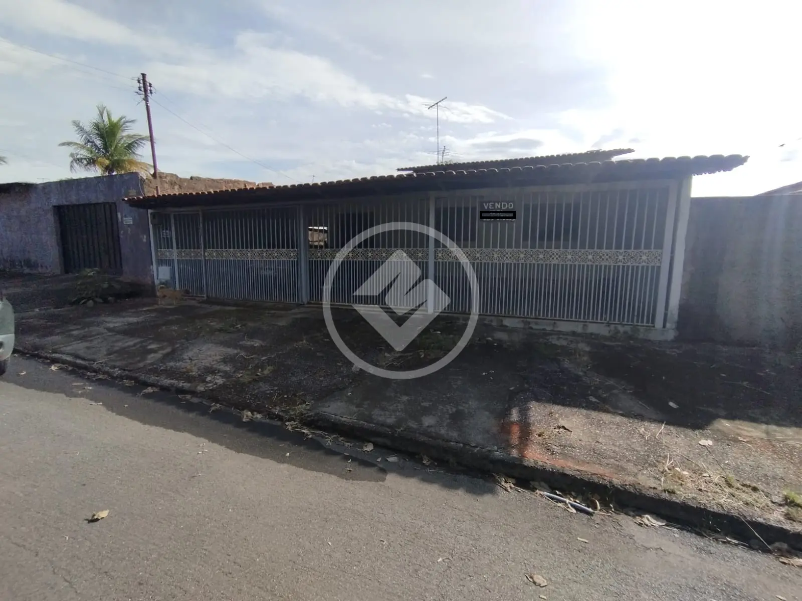 Casa com 3 quartos sendo 1 suíte no Setor Garavelo.