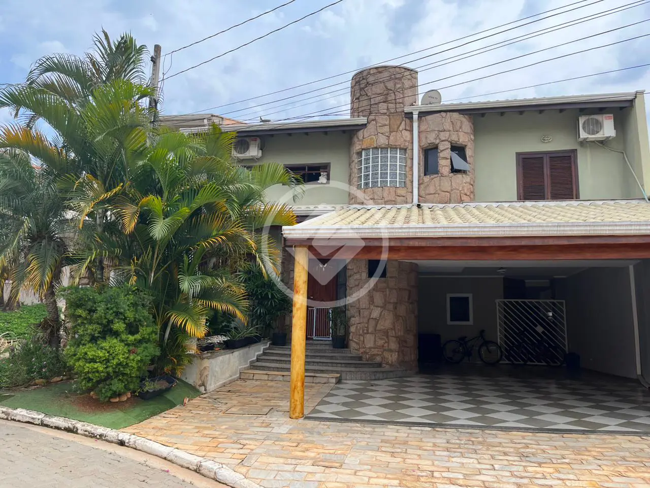 Sobrado de 352 m2 com 4 suítes, a venda em condomínio fechado no bairro Taquaral.