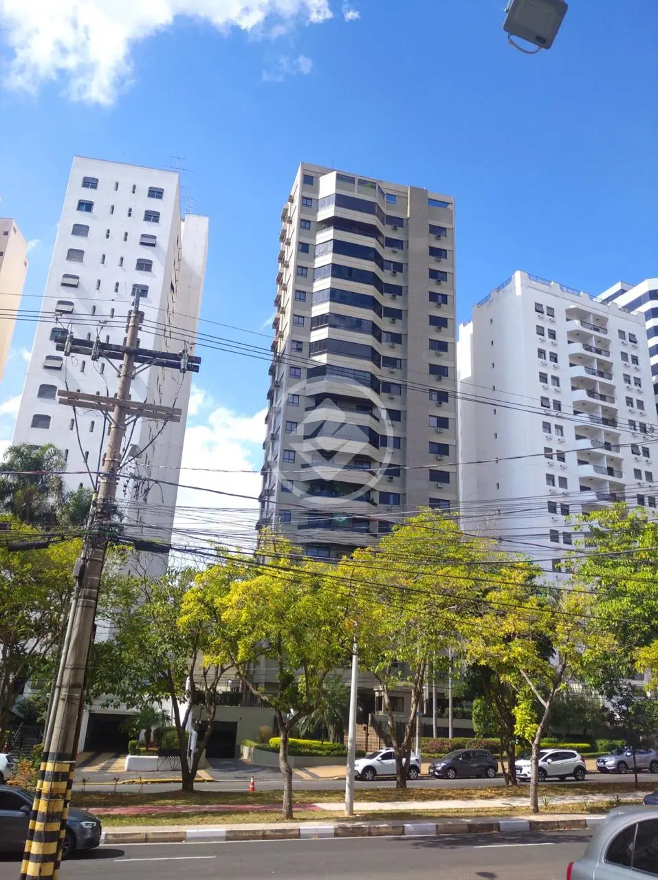 Apartamento de 256 m2, com 4 dormitórios sendo 2 suítes, no Jardim Proença.