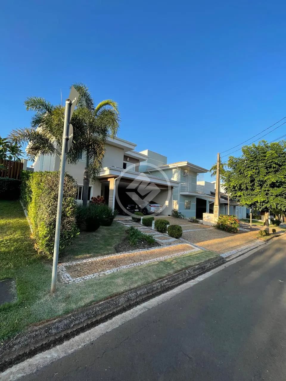 Sobrado de 239m² com 03 suítes