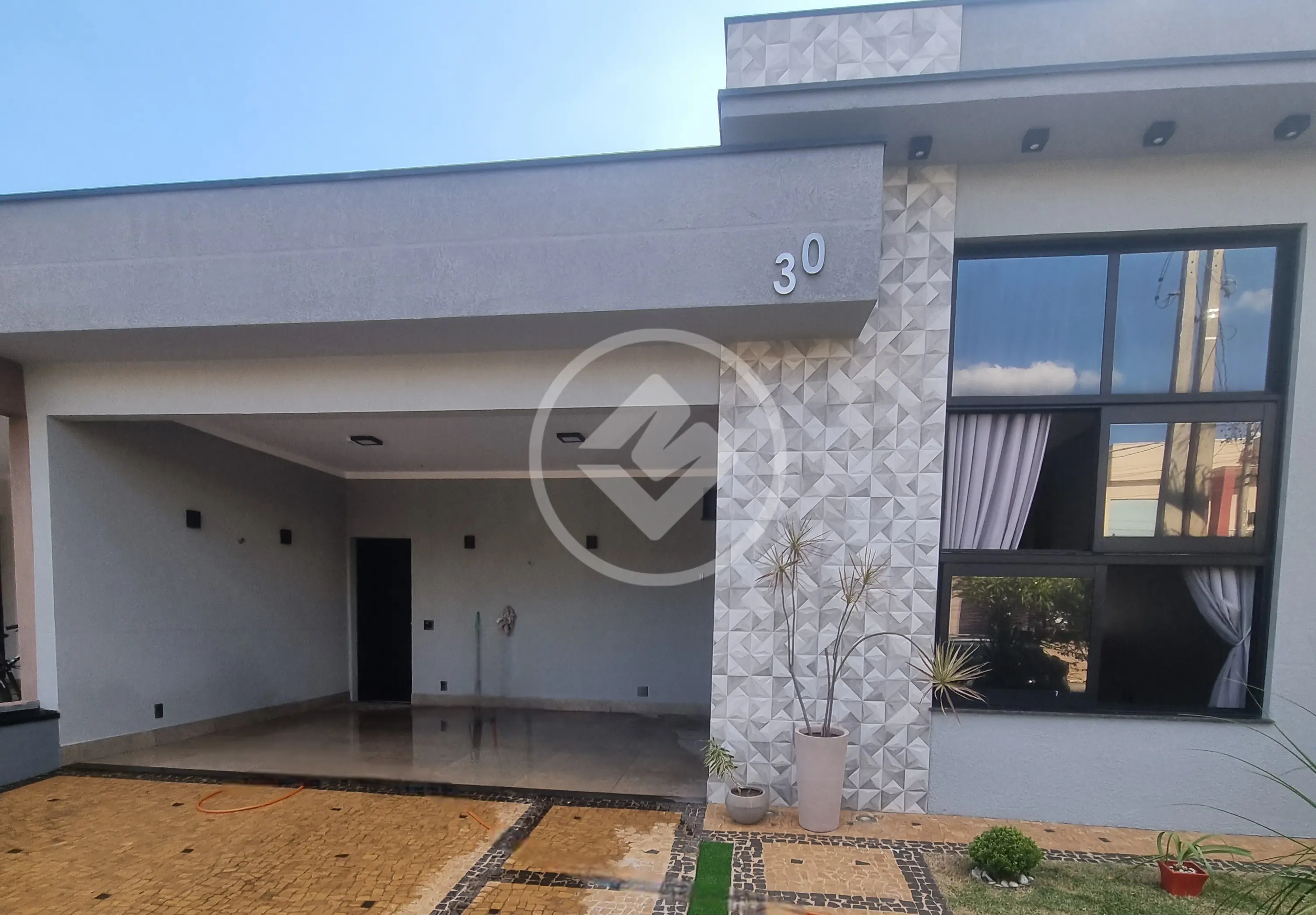Casa térrea de alto padrão, com 180 m2 de área construída, com 3 dormitórios sendo 2 suítes, no Condomínio Golden Park em Hortolândia.