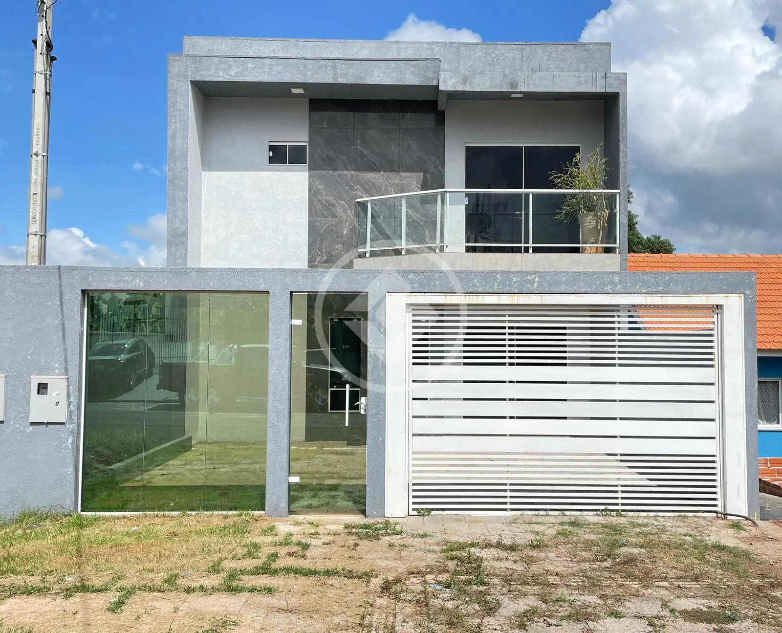 Lindo Sobrado no Universitário: Espaço, Conforto e Lazer para sua Família!