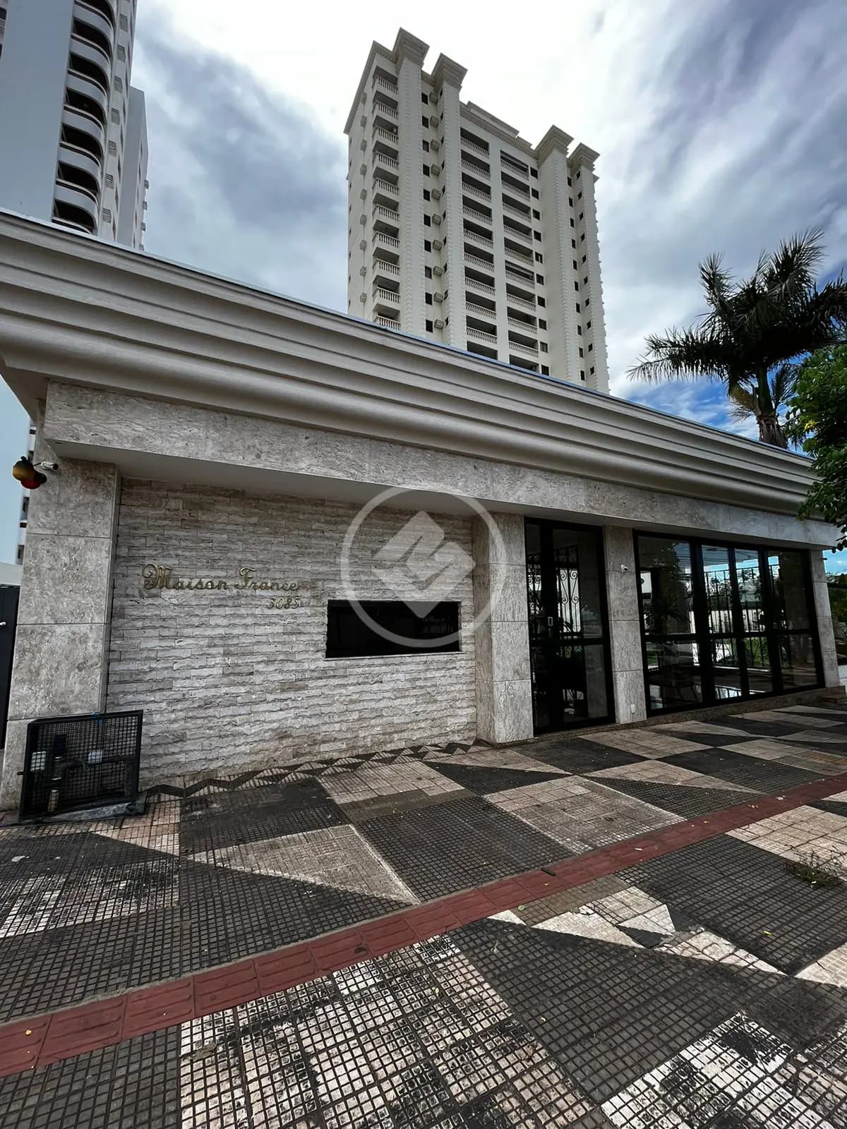 Apartamento no edifício Maison  France 5 suítes em frente shopping pantanal.