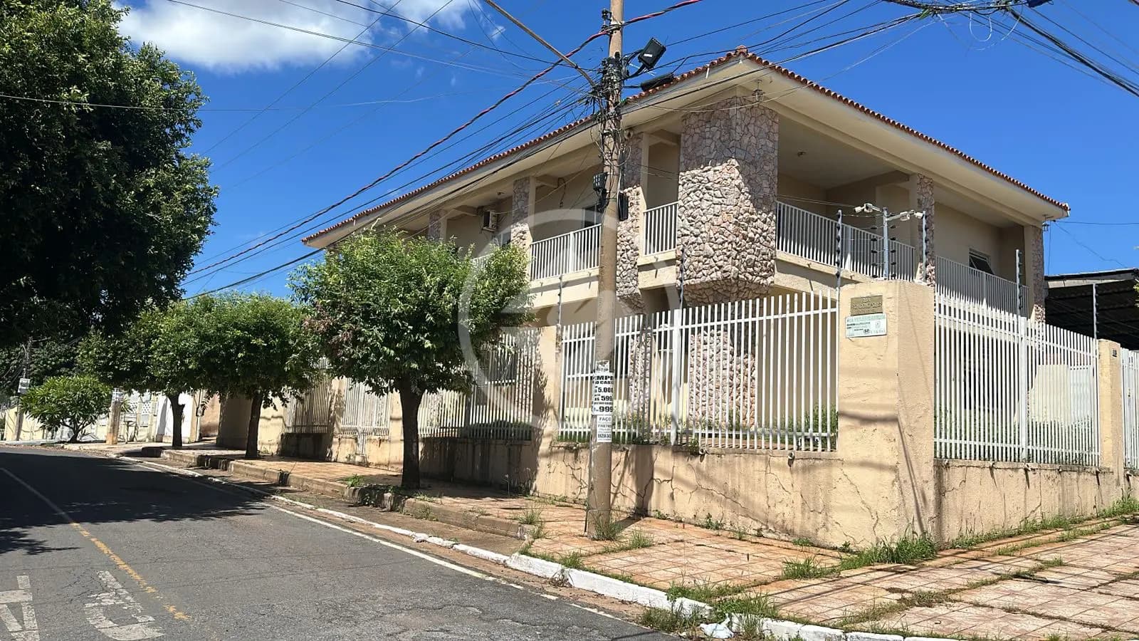 #Vende-se Sobrado  na região do Verdão com 480m2 de área construída em um terreno de 487m2 , sendo 06 quartos sendo 04 suítes, ampla cozinha, garagem  para 07 carros sendo 04 cobertas ,área gourmet e  piscina # Gostou desse imóvel ? Agende visita. Valores sujeito a alteração sem aviso prévio, consulte disponibilidade. My broker Cuiabá ,Creci 18422
