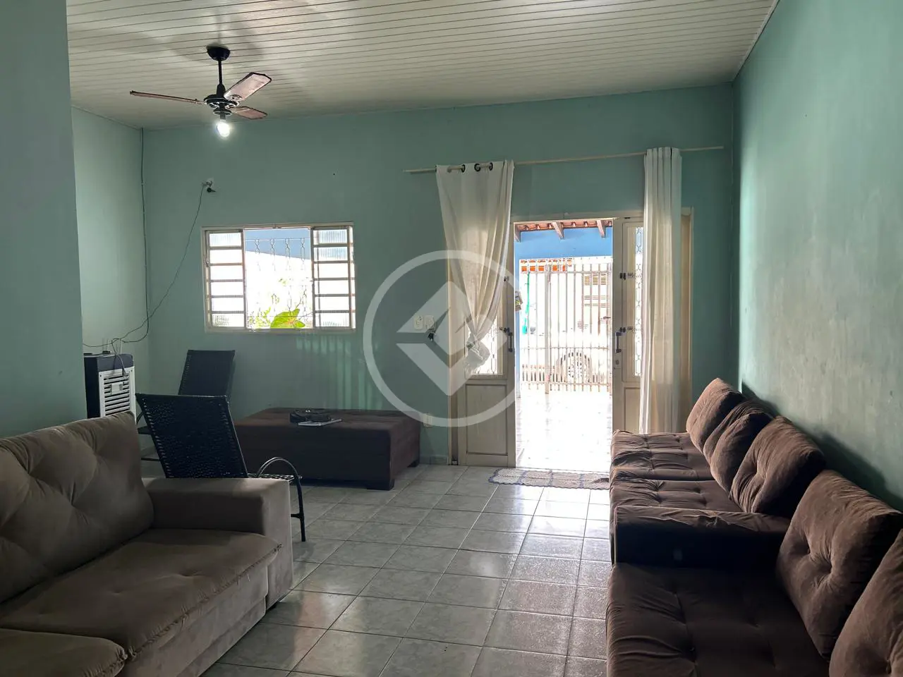Vendo Casa CPA II - com salão comercial na frente. Localização estratégica