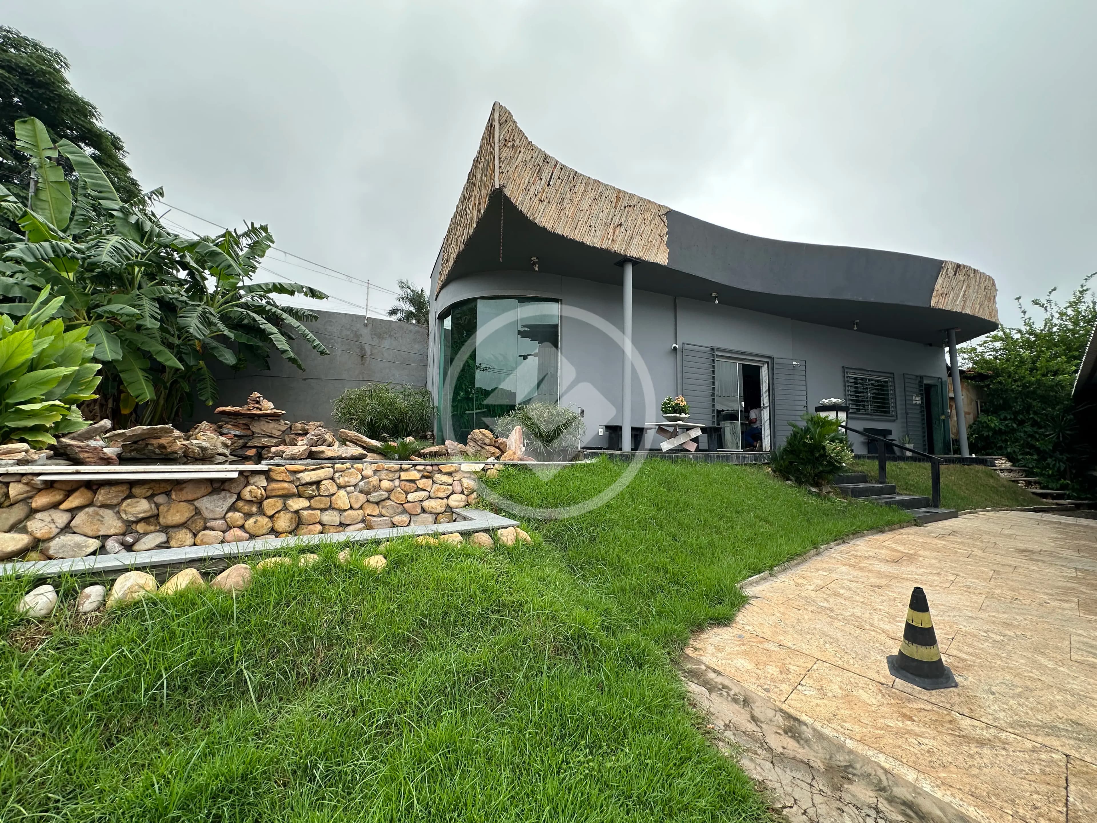 Locação de barracão localizado na Av. Miguel Sutil com aproximadamente 600m2 de área e 400 m2 de área construída, 2 escritórios, 2 lavabos, despensa. Excelente localização.