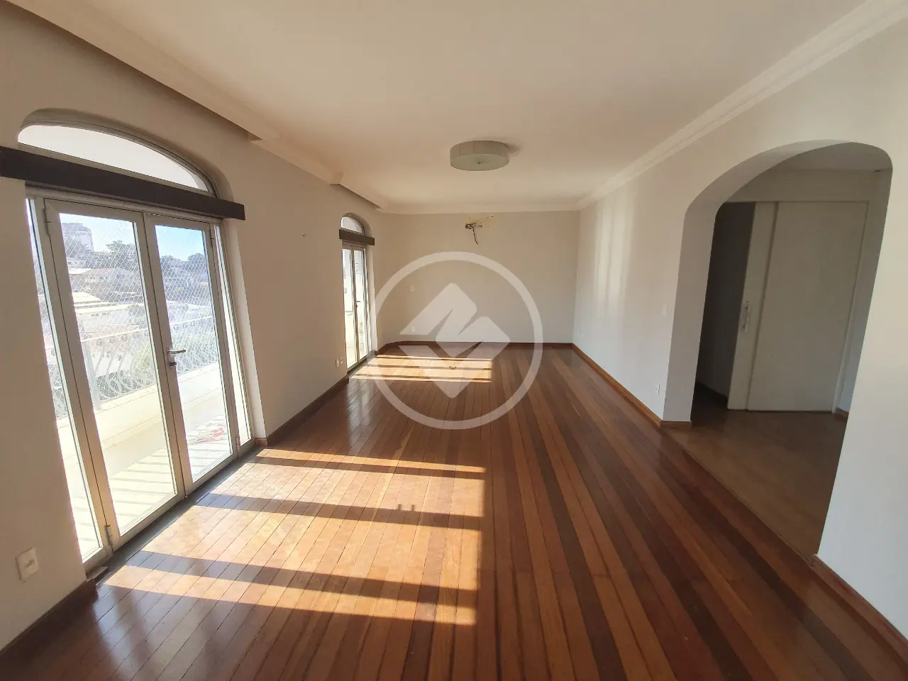 #Vende-se amplo apartamento com 235 m2 área privativa , 4 suítes, 03 vagas de garagem , todo reformado Edifício Bosque das Garças, bairro Quilombo, Cuiabá-MT
