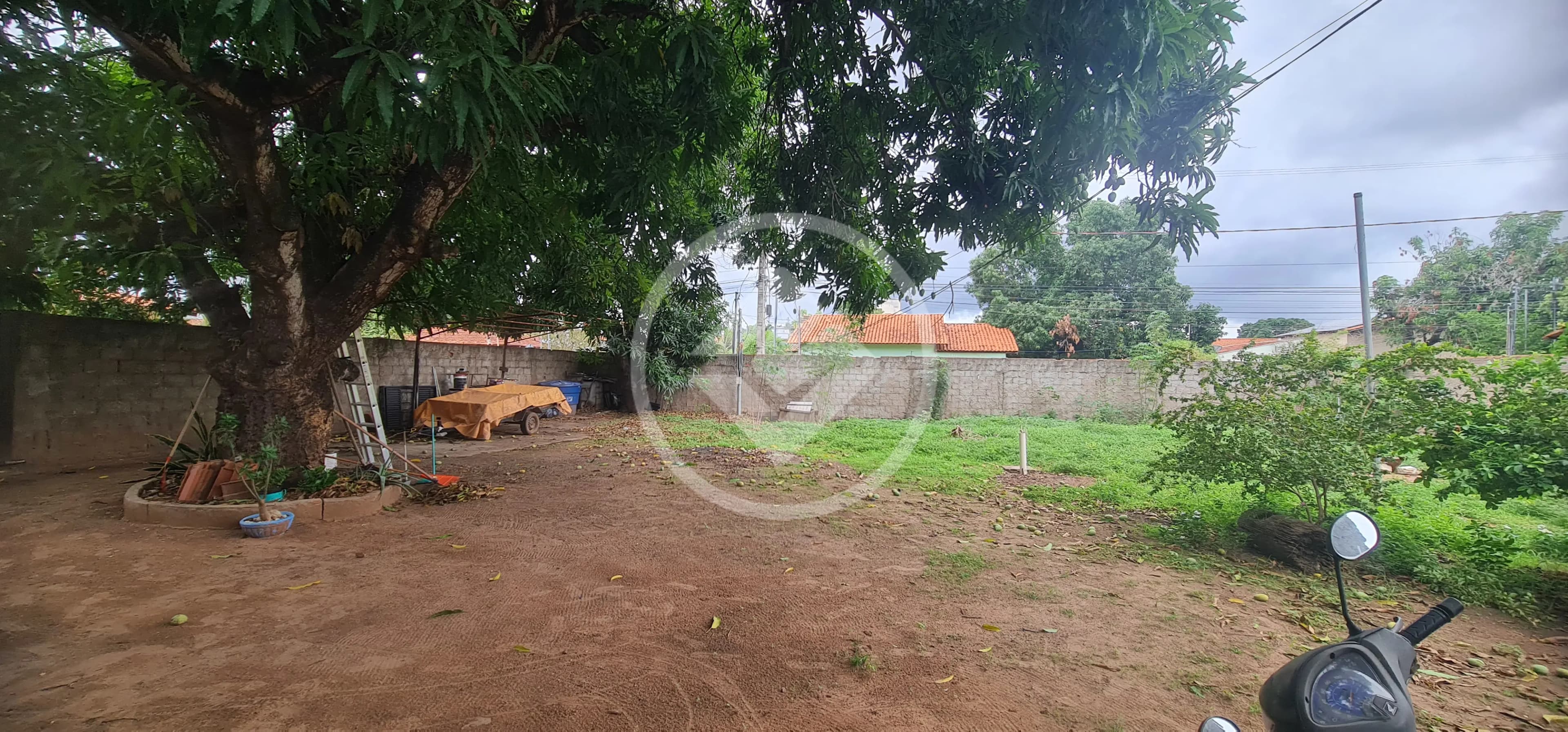 Vendo Terreno com 600 metros quadros de esquina, o terreno possui uma ampla casa com 3 quartos, cozinha, sala, banheiro e varanda