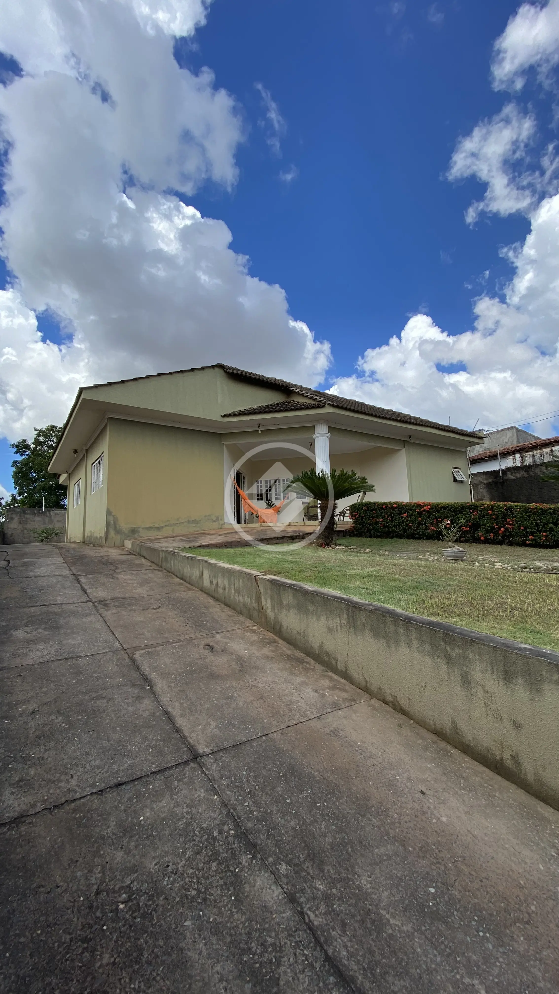 Casa em via pública no Jardim Glória