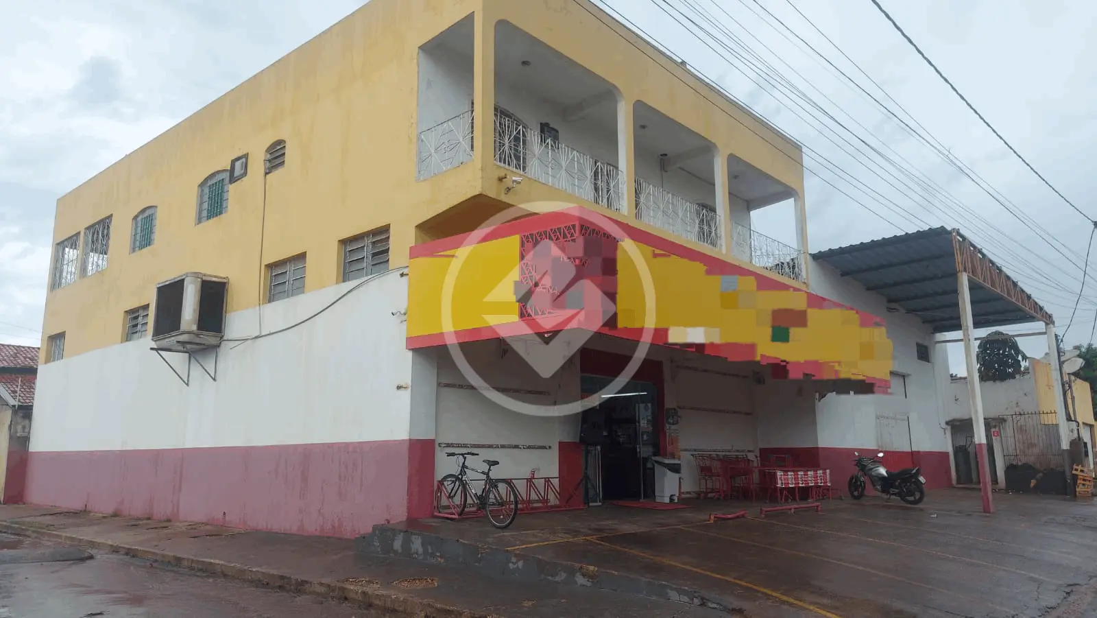 Prédio comercial, com 390m2 parte inferior, parte superior com apartamento de 214m2, já com renda mensal passiva.