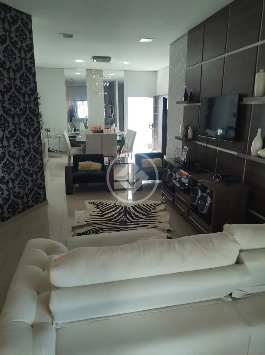 Casa: 432 M2 de terreno,  250m2 de área construída, forro acartonado, piso porcelanato, suite com closet e hidromassagem, cerca elétrica, portão eletrônico, área envidraçada, escritório, área gourmet, piscina alvenaria, local bem localizado a 1 km do Aeroporto.