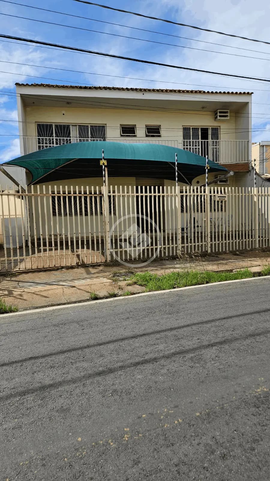SOBRADO CENTRO NORTE DE VARZEA GRANDE, 3 QUARTOS, 1 SUITE, VAGA PARA 2 CARROS