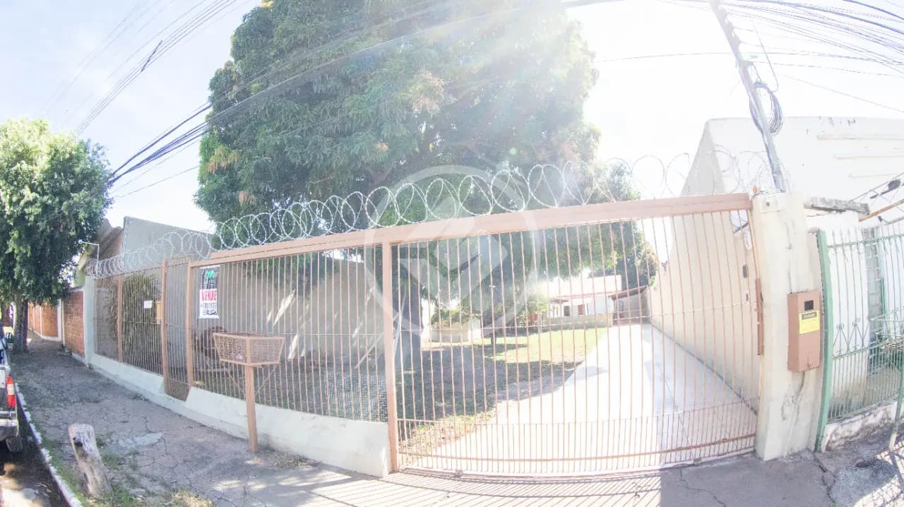 Vende-se Casa Centro de Várzea Grande 3 quartos, sendo 2 suítes. R$ 700.000,00.
