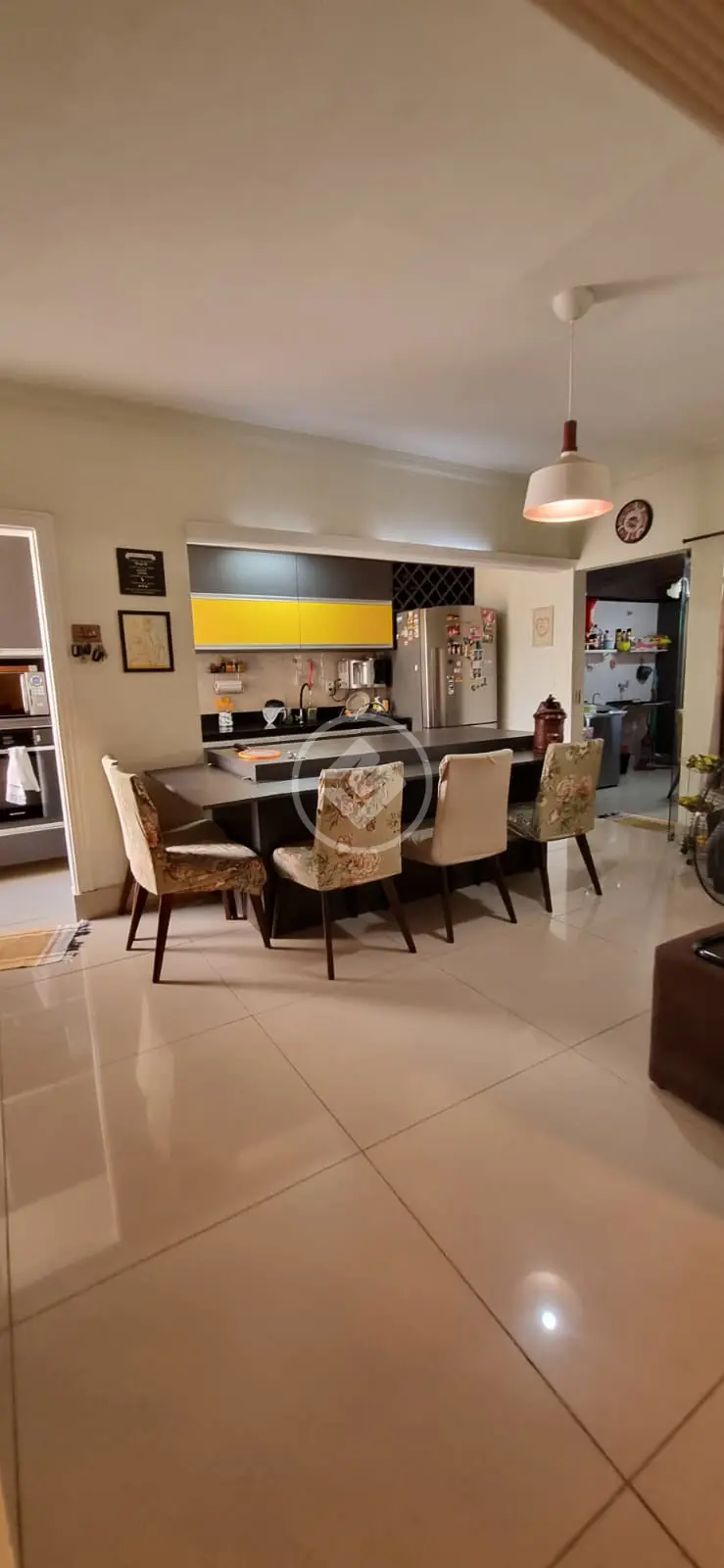 Vende se casa térrea, com 3 quartos, sala ampla, cozinha com planejados, energia solar, piscina, churrasqueira, garagem coberta R$ 620.000,00
