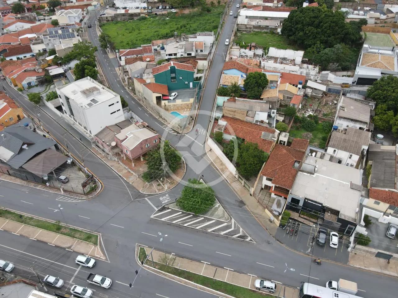 SOBRADO COMERCIAL COM EXCELENTE LOCALIZAÇÃO E ACESSO A AVENIDA MATO GROSSO