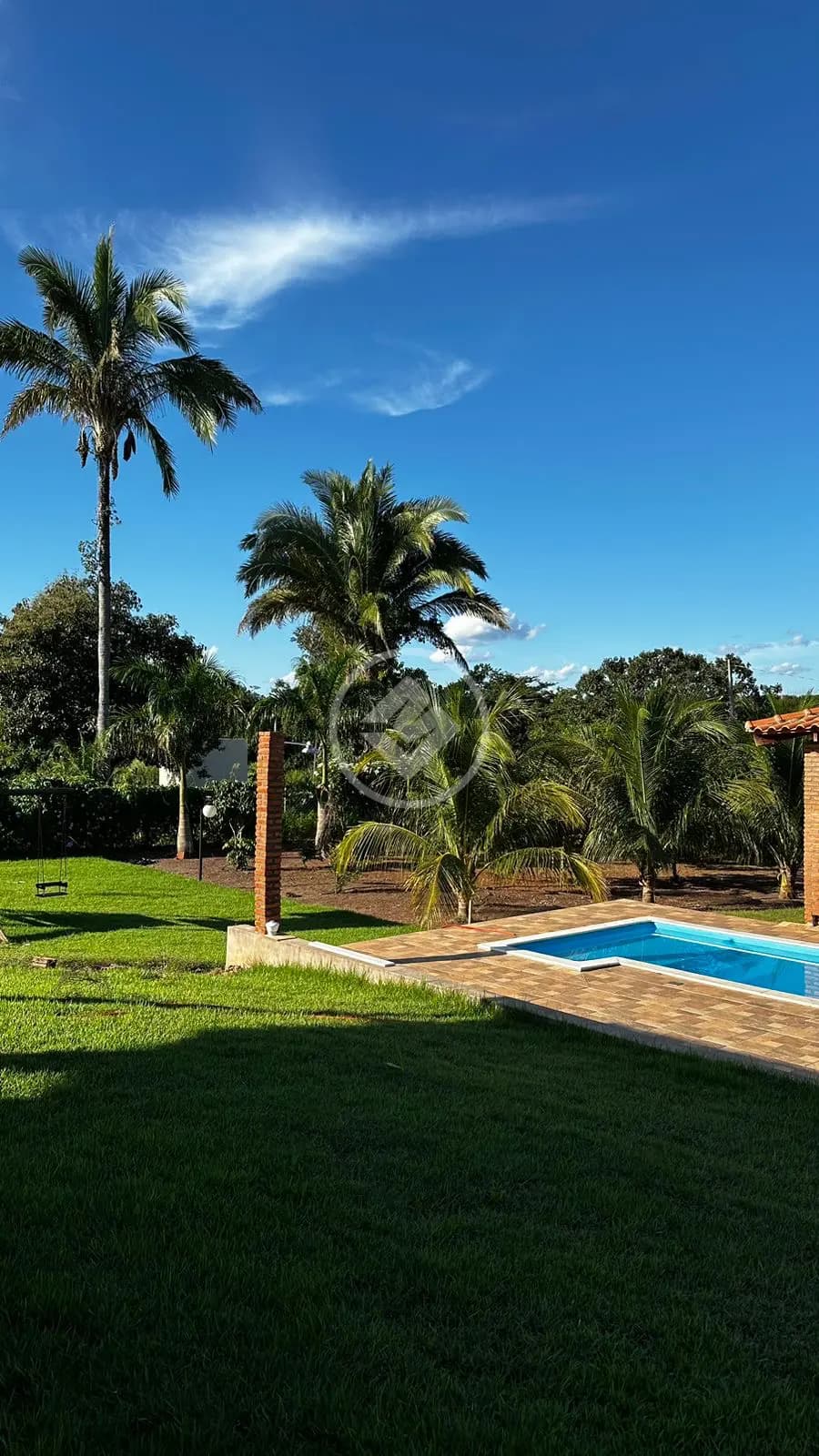 Vende-se ou aluga-se maravilhosa chácara perto de Cuiabá, completa. 300m² de área construída em 1.700m² de terreno. R$750.000,00. aluguel R$4.500,00. Gostou? Agende sua visita. Valores sujeitos a alteração sem aviso prévio. My Broker Imóveis. CRECI 14.681