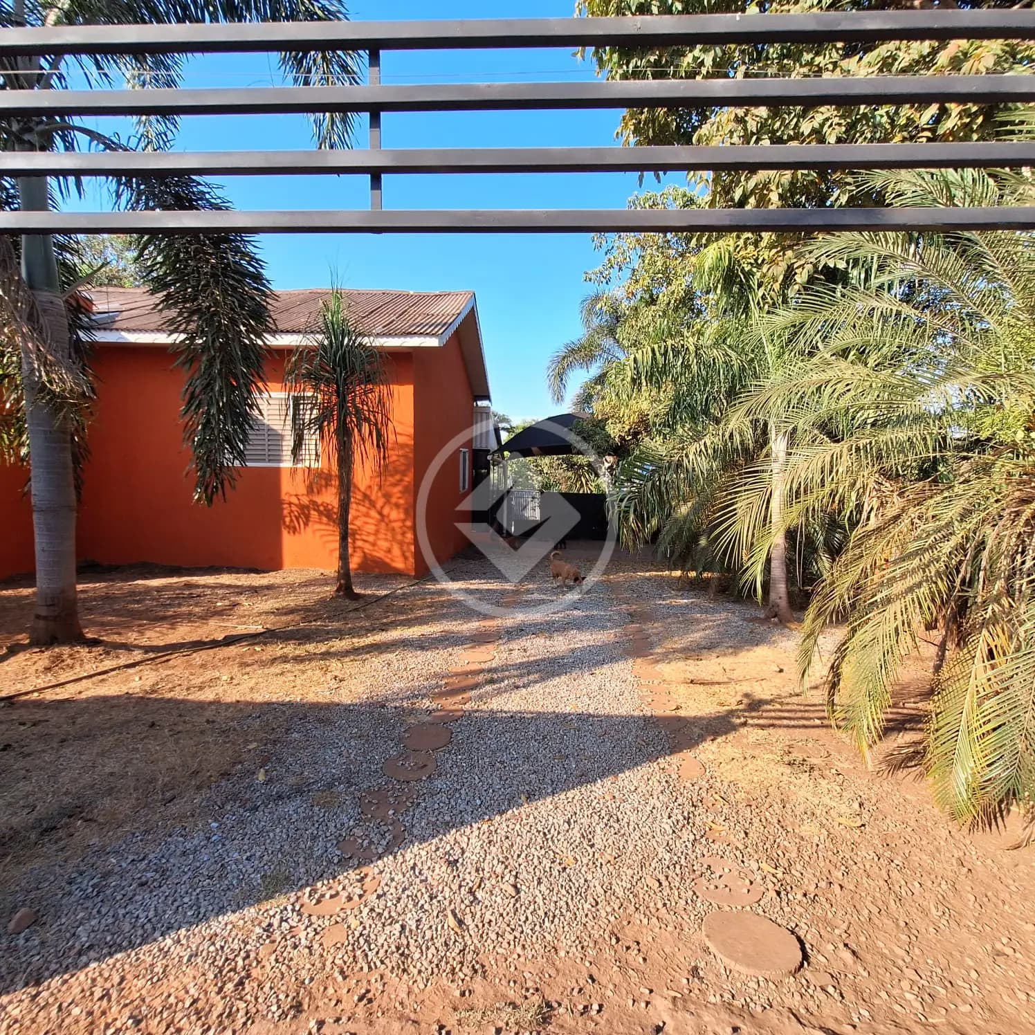 Casa de duas suítes,  com quintal grande, piscina e pomar em Várzea Grande – a casa tem  118m² - 2 suítes sendo 1 com closet, em um terreno de 720m2 no bairro Jardim Marajoara  - Valor: R$ 420.000,00