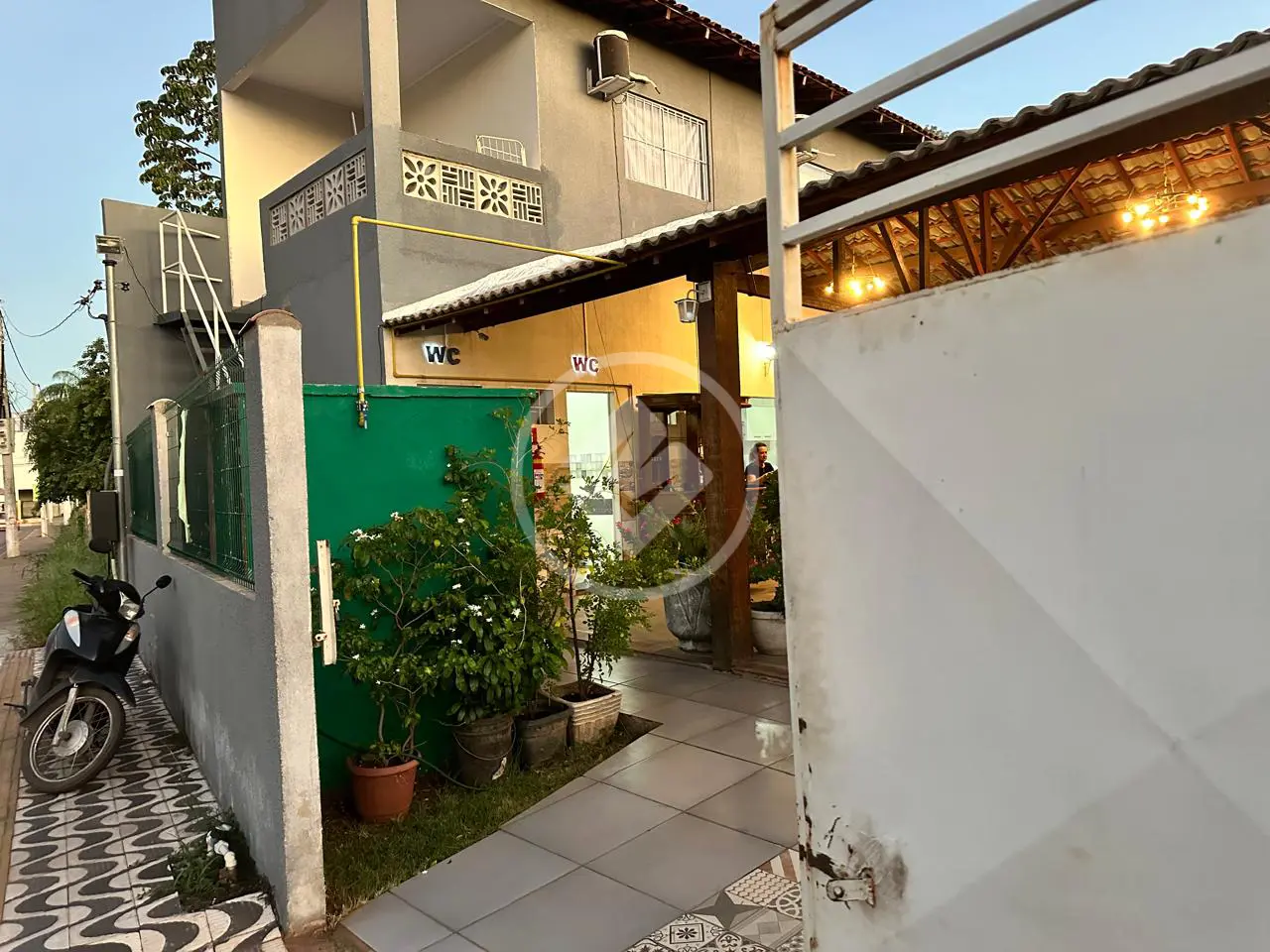 Restaurante lanchonete todo equipado com um salão maravilhosa cozinha ampla dois banheiros e ainda uma suíte andar de cima