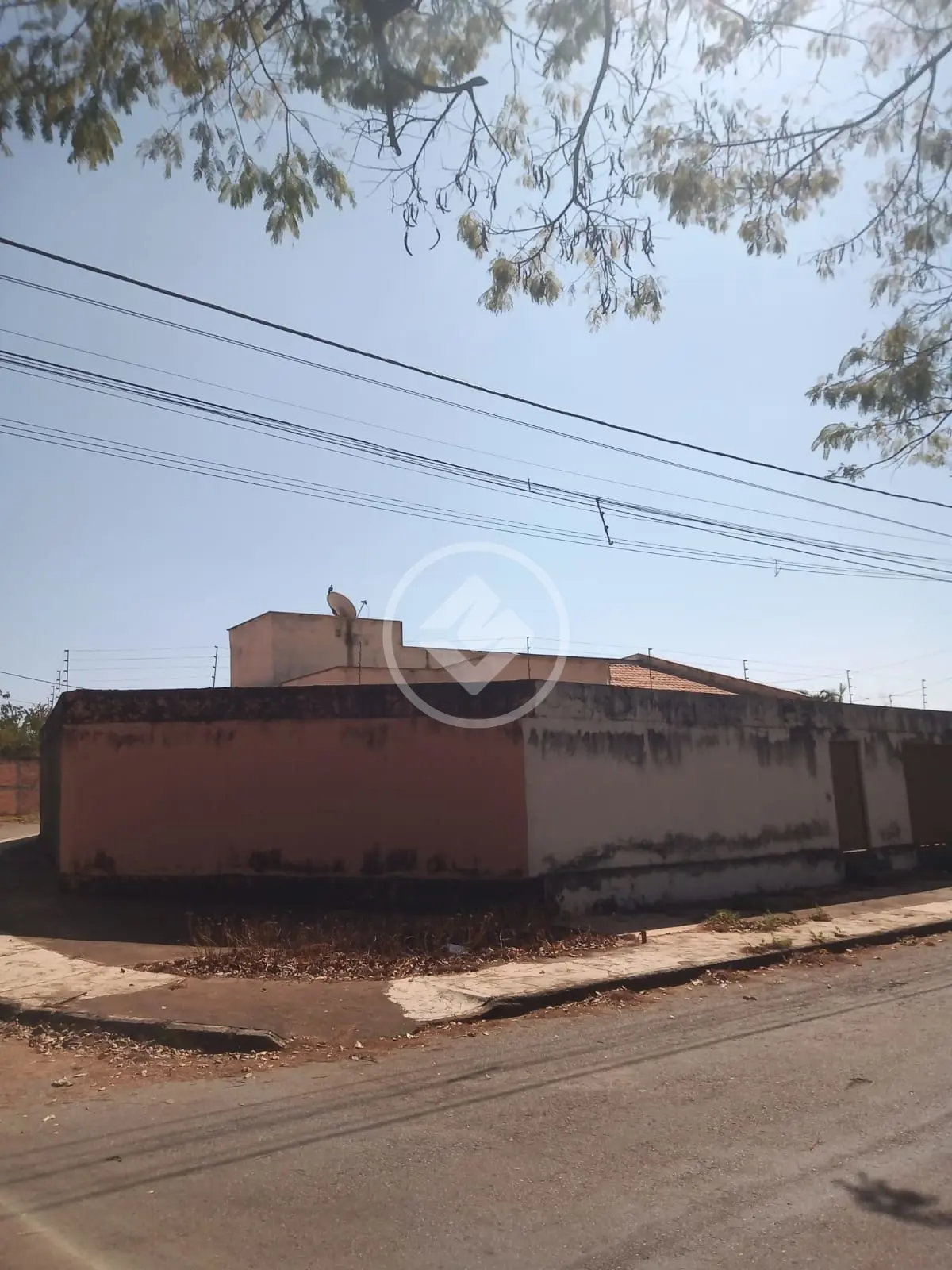 CASA NO SETOR FAIÇALVILLE DE FRENTE PARA O PARQUE