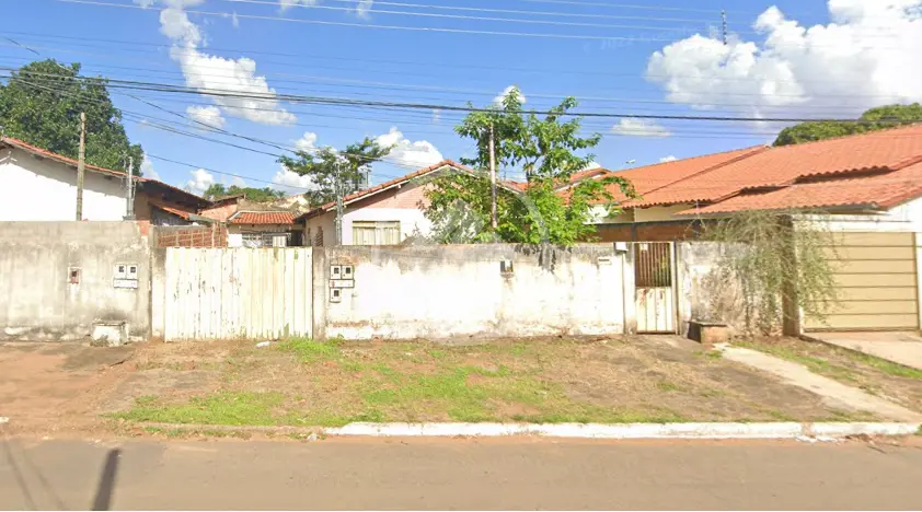 ÁREA GRANDE COM EXCELENTE LOCALIZAÇÃO