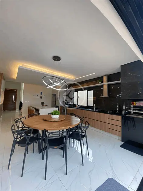LINDA CASA COM UMA BELA VISTA PARA GOIANIA