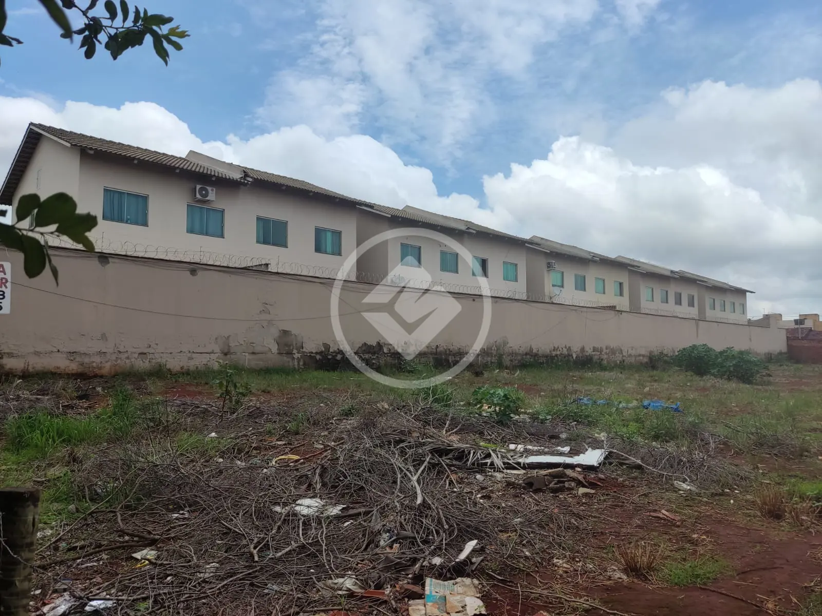 Incrível lote de 1600m2 localizado em uma das principais avenidas da região.