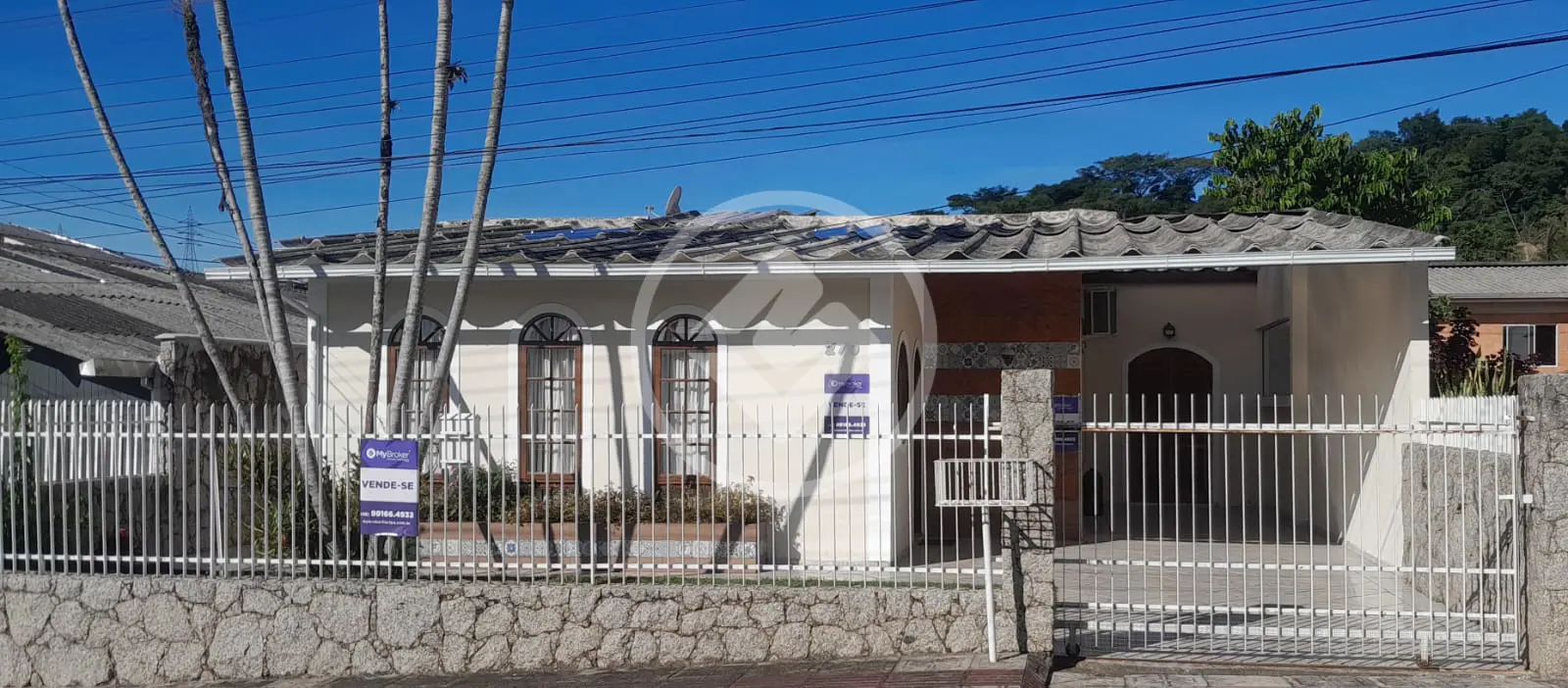 Casa à venda com  03 dormitórios e Edícula na parte de trás no Bairro Forquilhinhas São José SC.