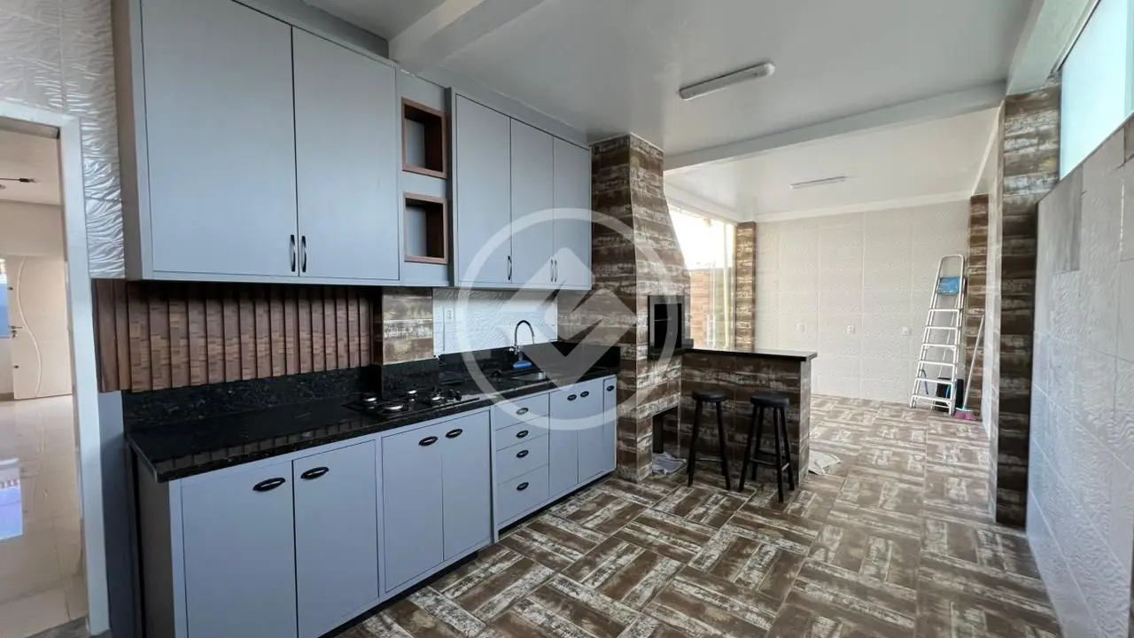 Vendo este sobrado charmoso e semi mobiliado em excelente localização, de esquina, no bairro Forquilhas