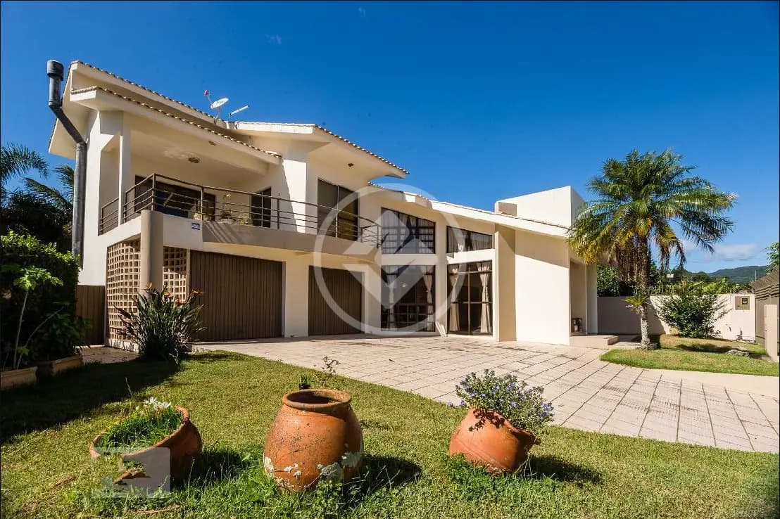 Residência de Luxo com Cinco Quartos, Piscina e Acabamentos Premium