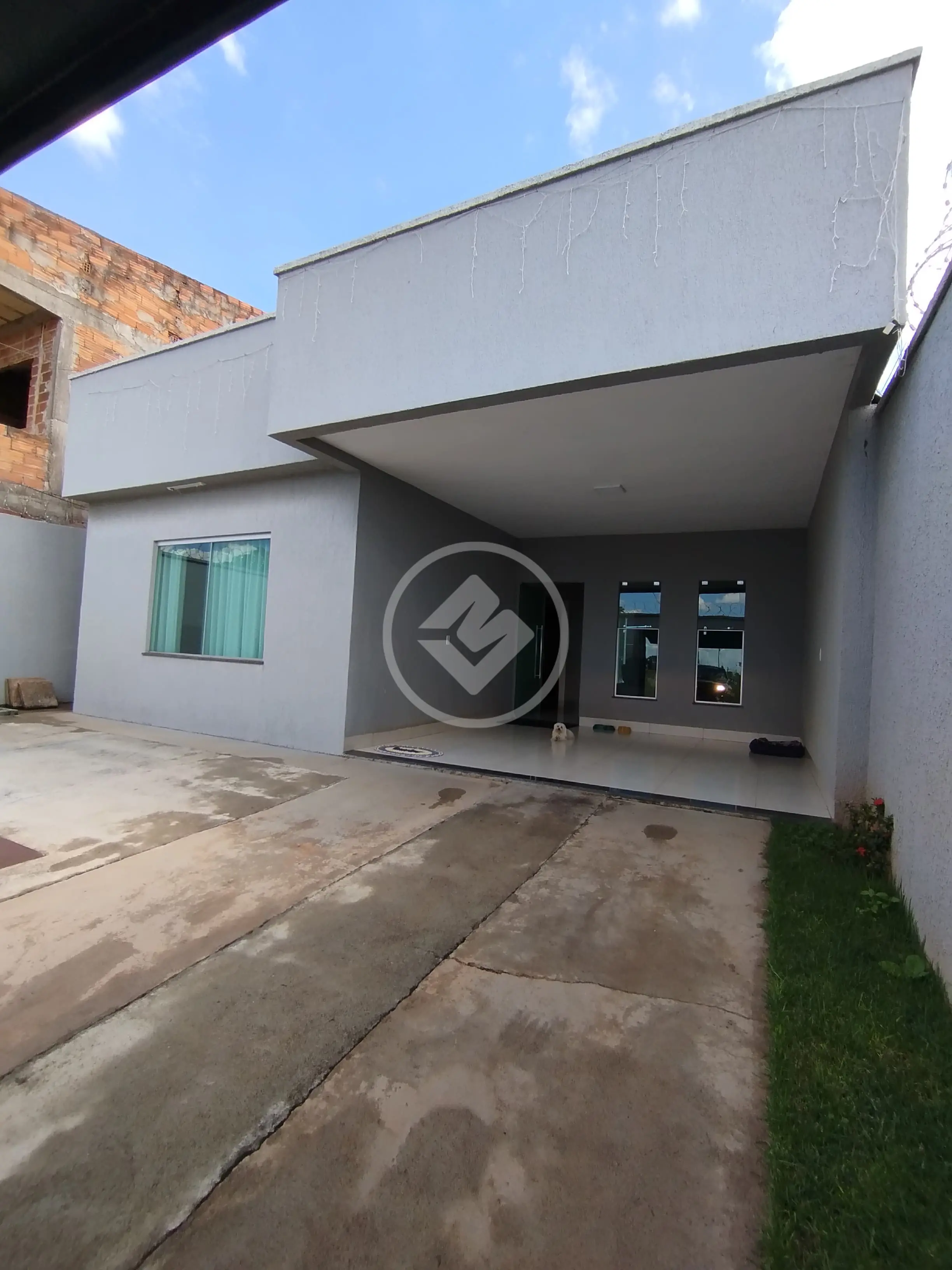 Venda de casa no Residencial Santa Fé! Casa espaçosa e completa em excelente localização!