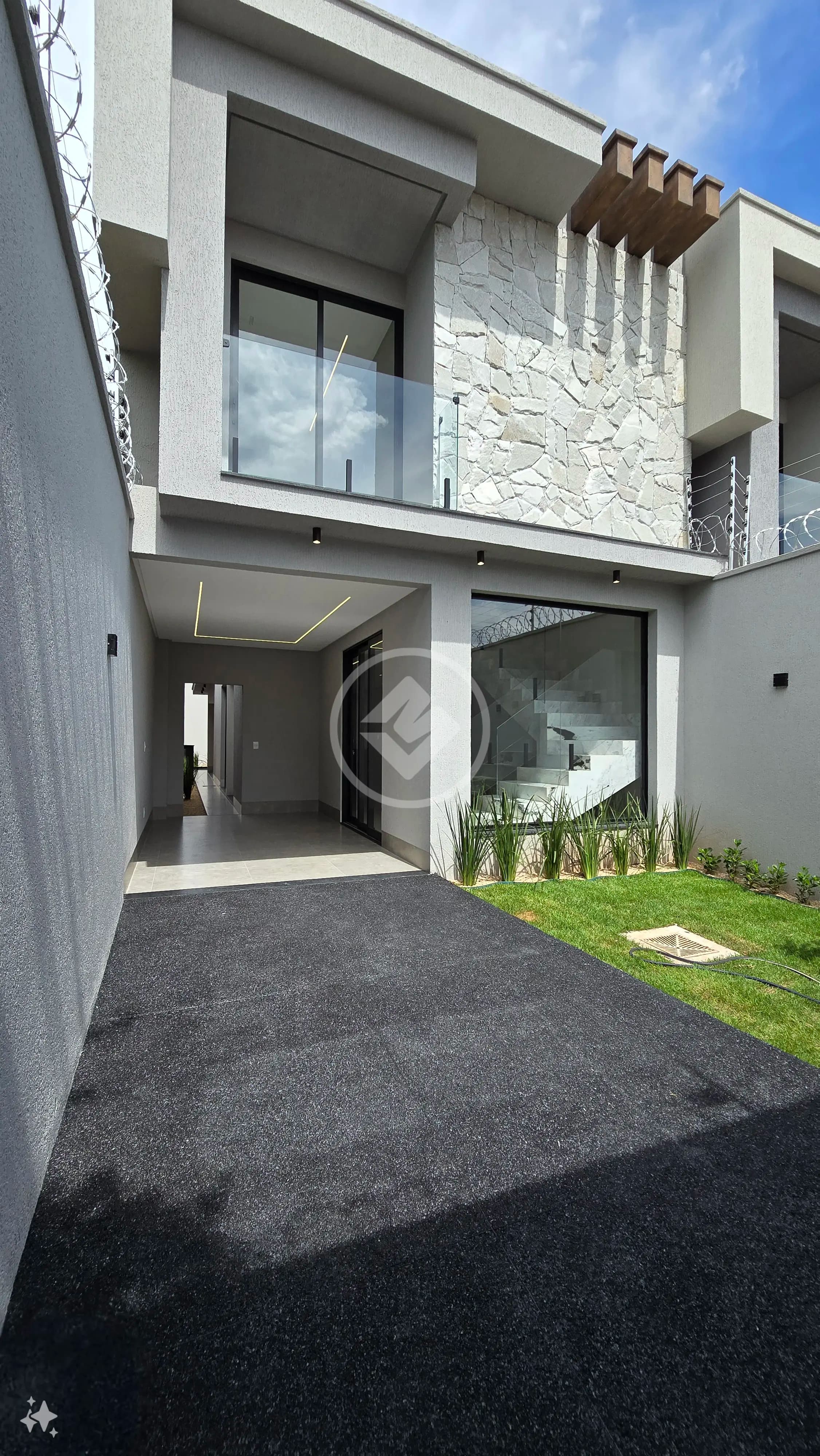 Sobrado Luxuoso com Hidromassagem e Piscina!!!