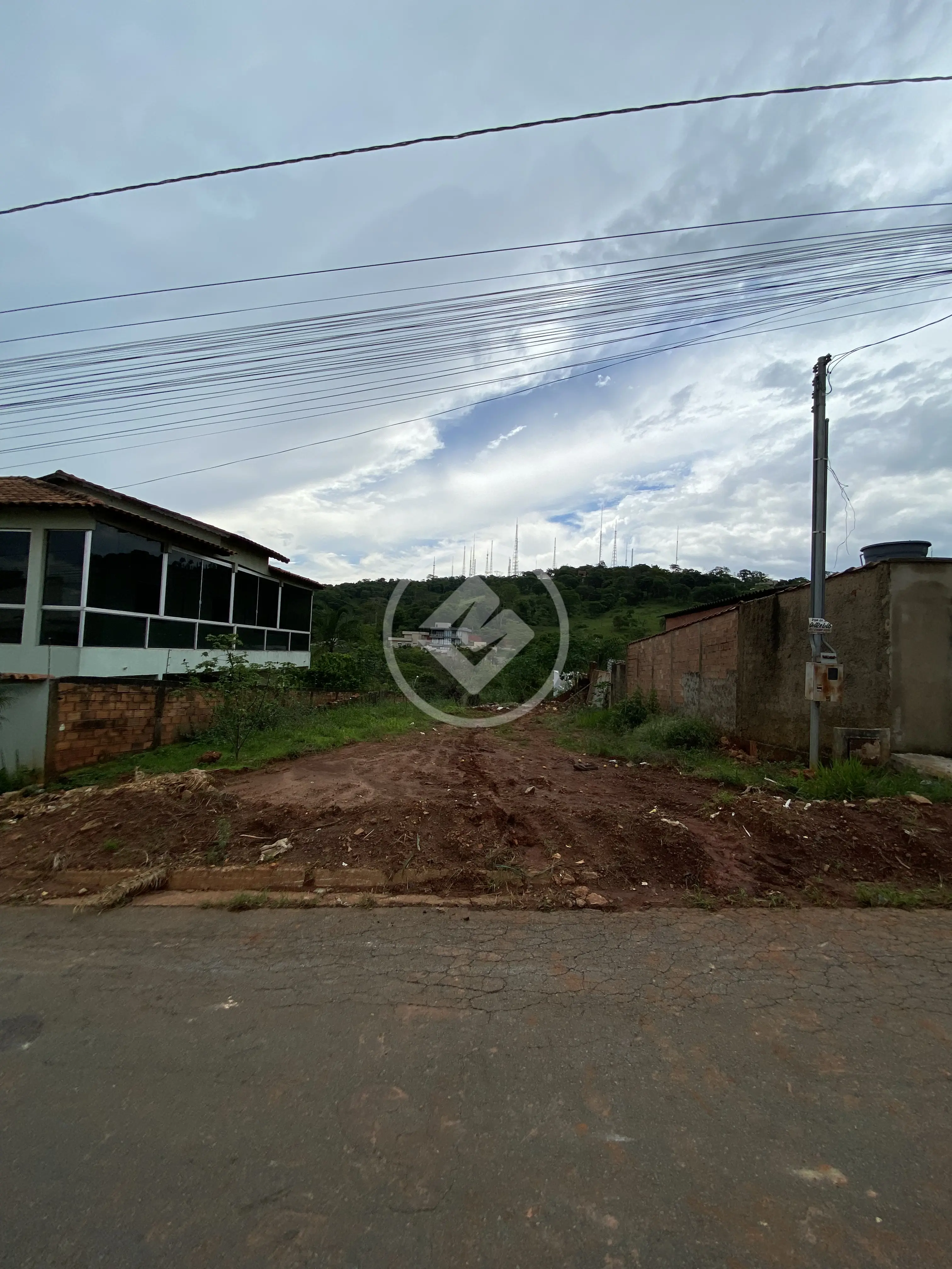 Ótimo terreno para você construir a casa do seu sonho, com vista definitiva para a mata !!
