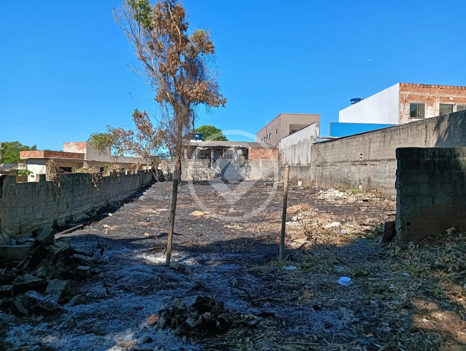 lote murado plano com 360m² em Santa Izabel no Perocão