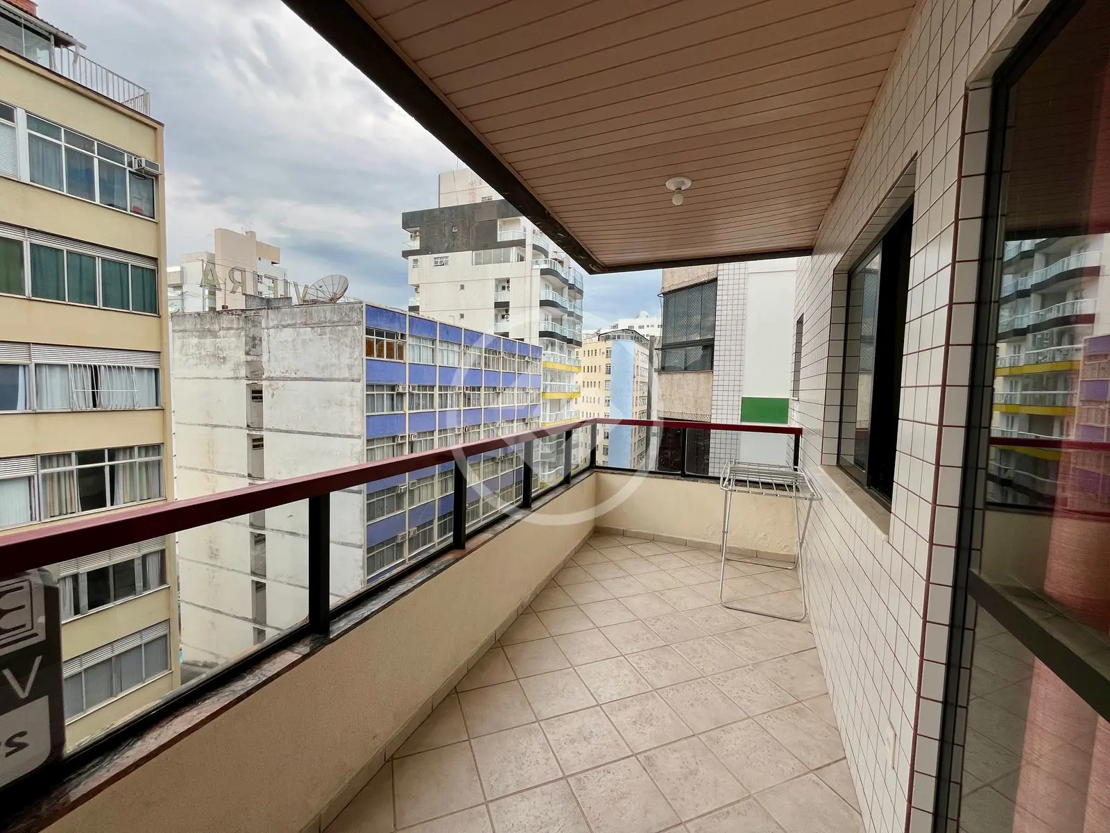 Apartamento de 3 quartos, mais dependência de empregada completa ,um total de 120 M2 no coração