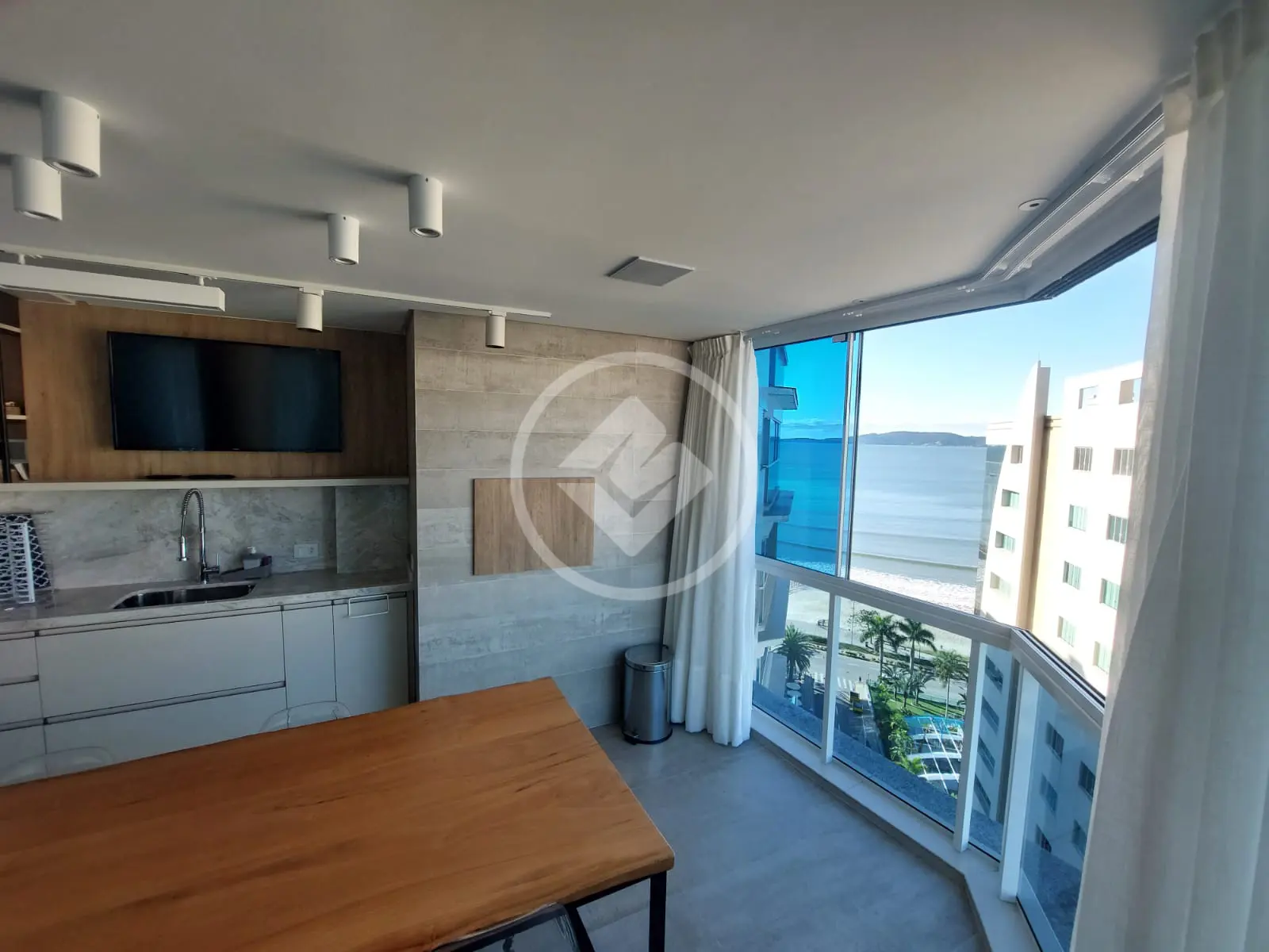 Apartamento Alto Padrão em condomínio Frente Mar no Centro de Itapema
