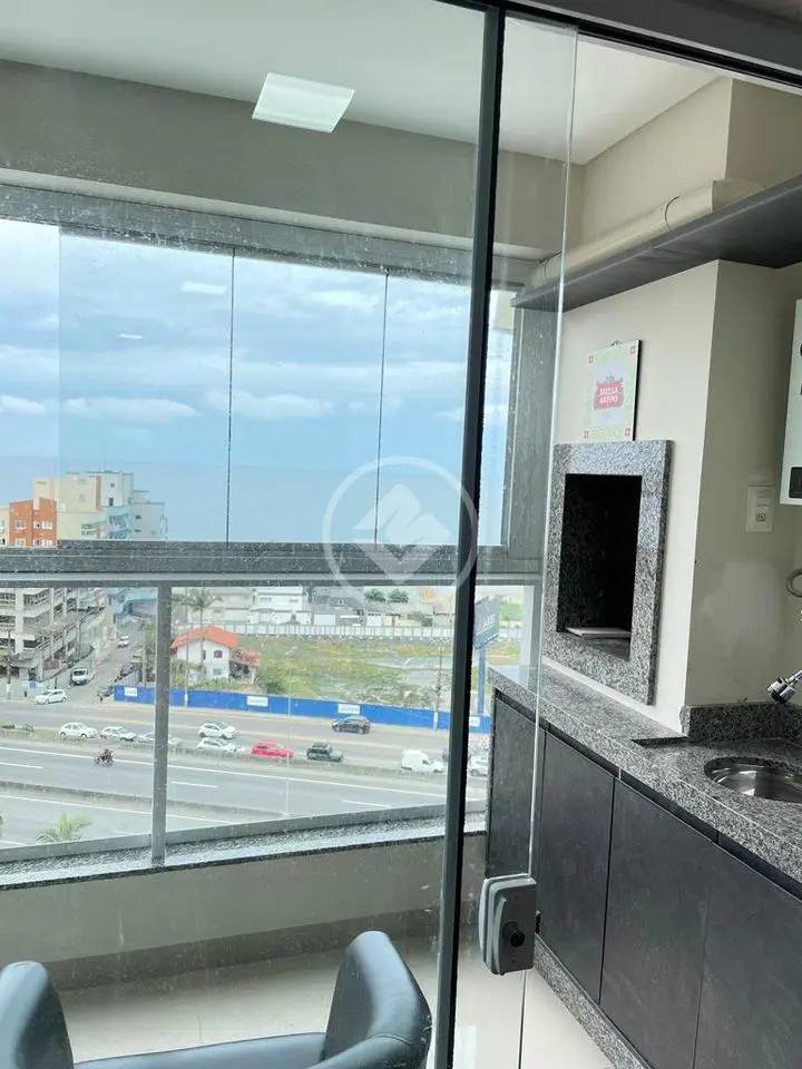 Apartamento em Itapema com 2 suítes (1 demi), com vista mar, mobiliado.