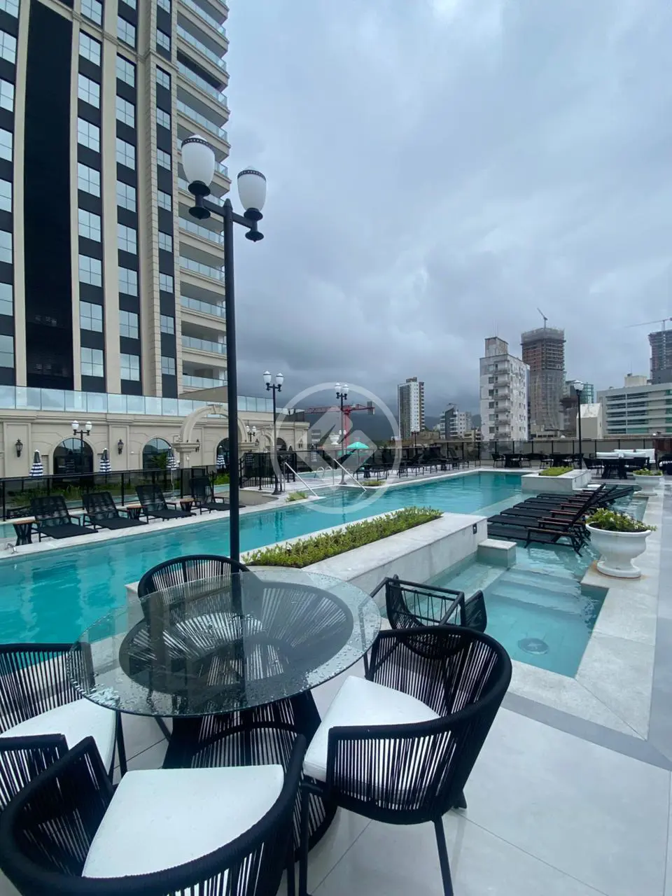 Apartamento de três suítes no centro