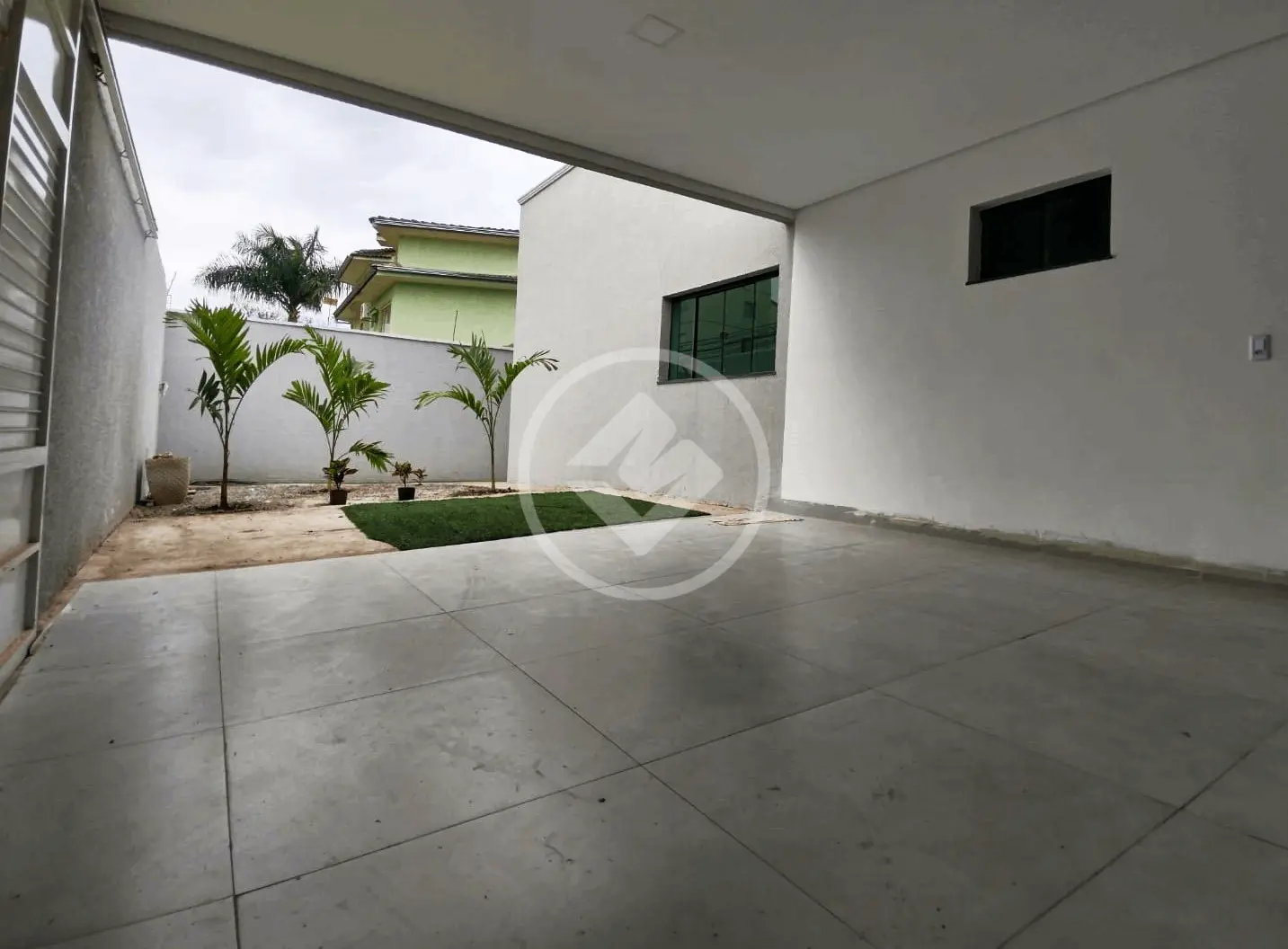 Casa para venda no Setor Sudoeste, sendo 4 suítes e 2 closets, 304 m² de área construída e 540 m² de terreno.
