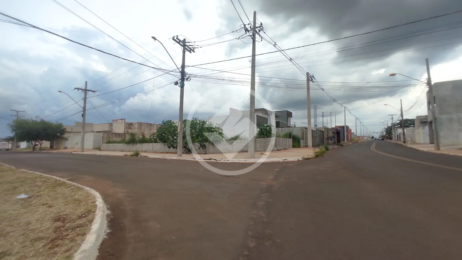 Venha investir no seu futuro com esse excelente TERRENO de 300m2 localizado no Residencial Portal do Sol em Jataí!