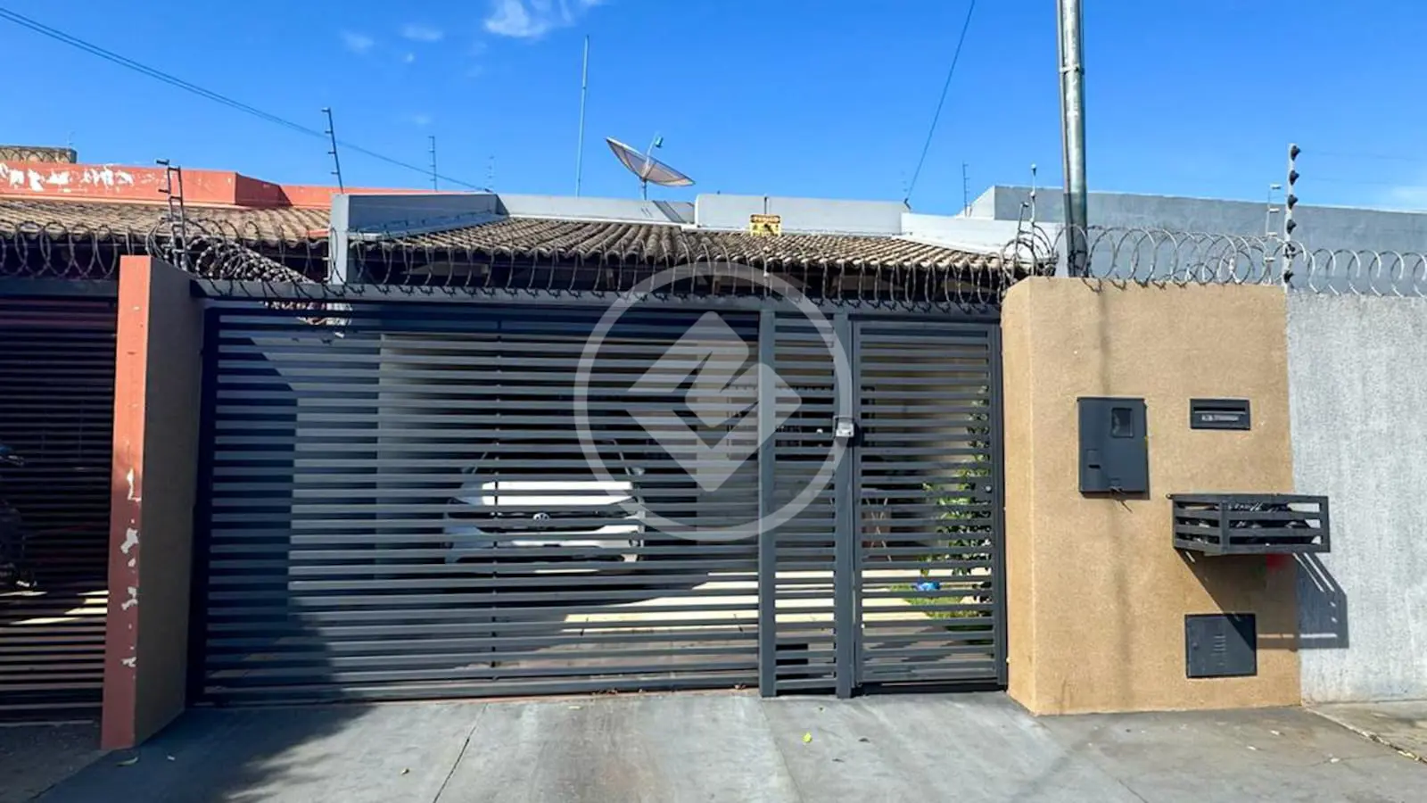 Encante-se por esta lindíssima casa geminada à venda no bairro Residencial Portal do Sol, em Jataí.
