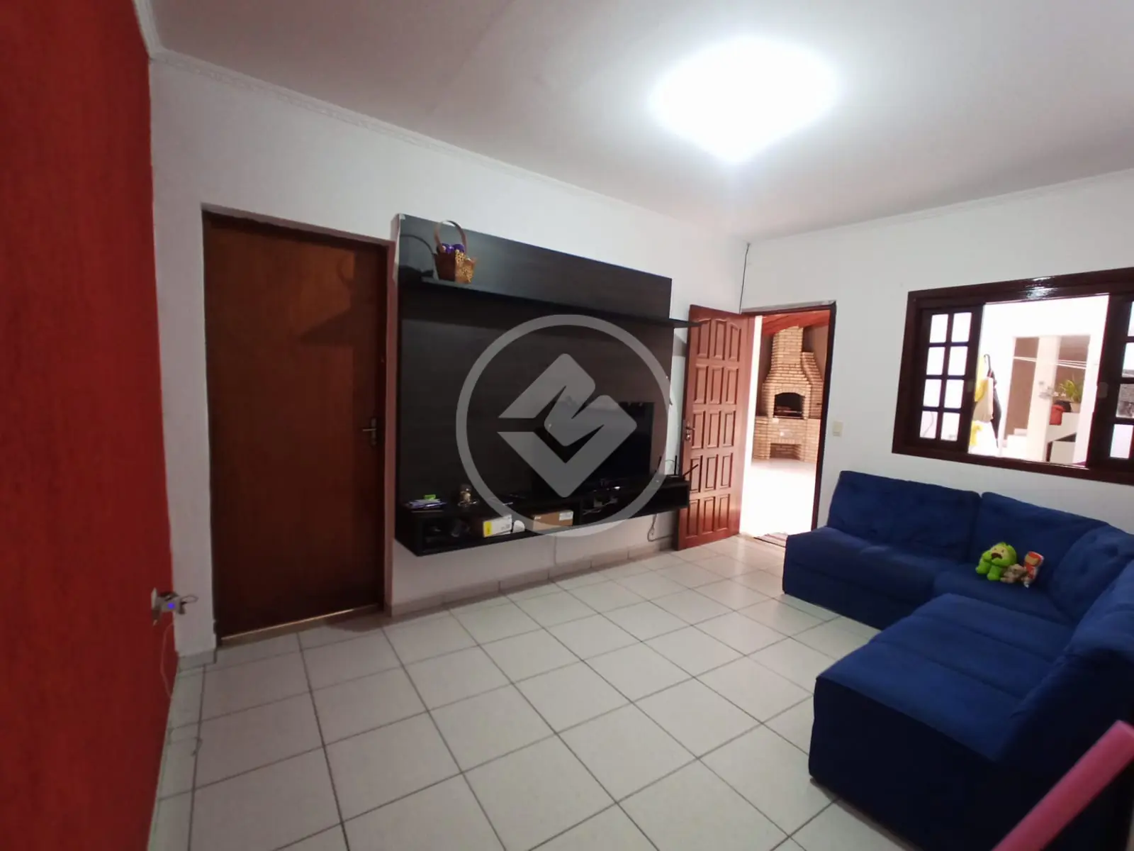 Linda casa térrea, contém uma suíte individual com closet no andar superior.