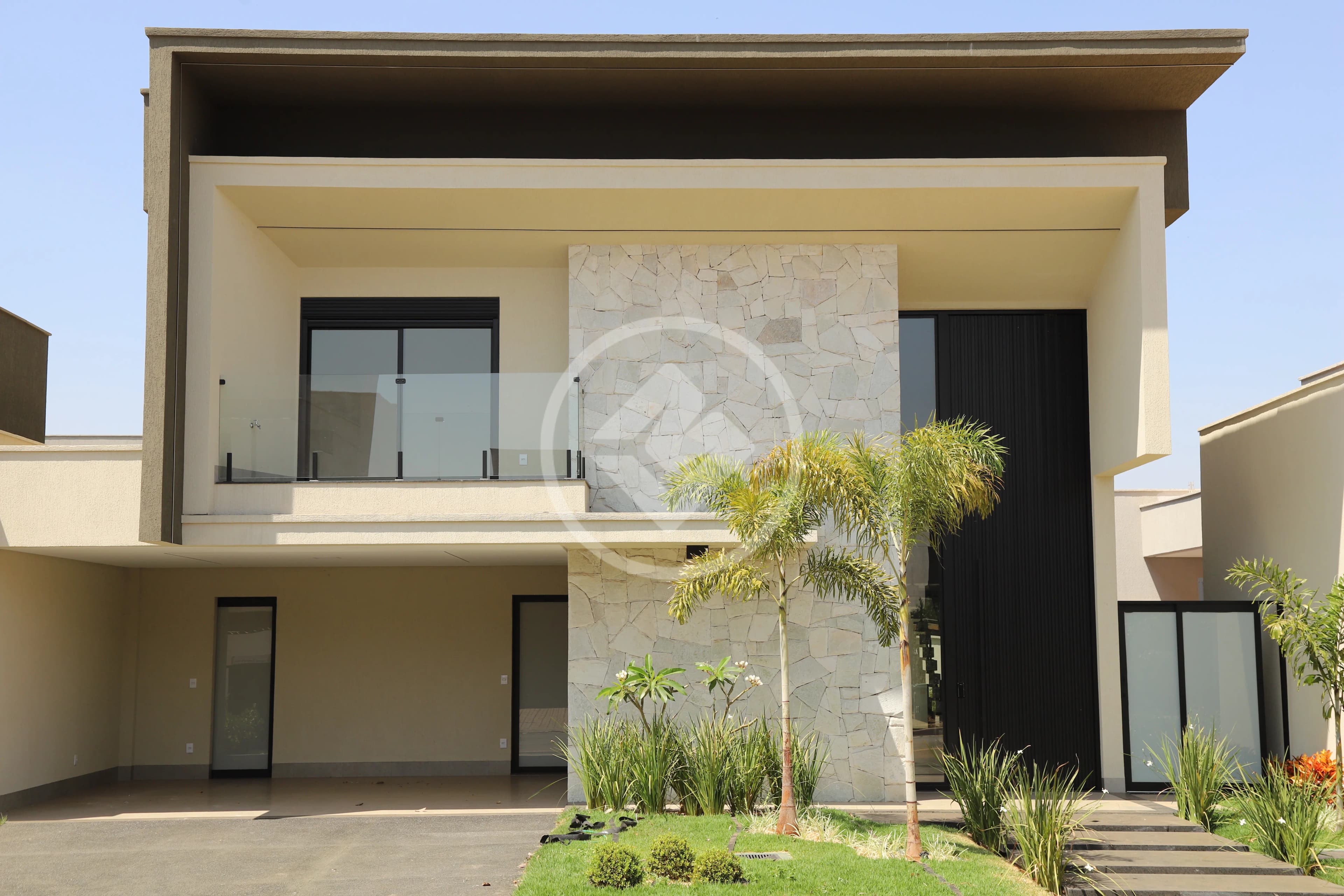 REF: OFFICE2624 Sobrado no Condomínio Portal do Sol Green, sendo 4 suítes com 299m², Goiânia-GO