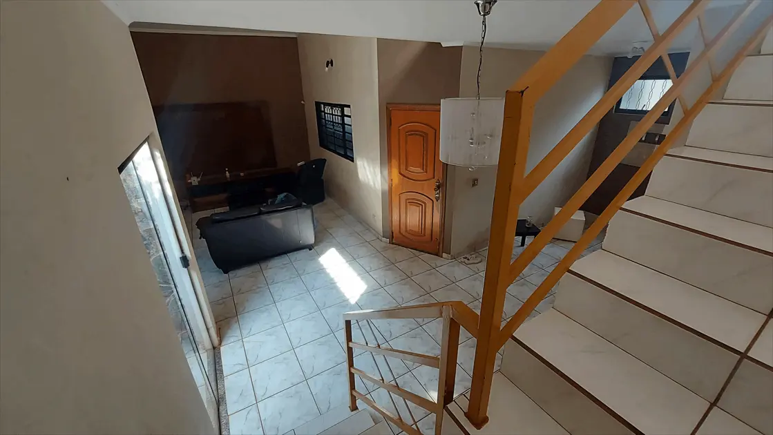 Casa com 207,00 m2 de área construída com 03 dormitórios, sendo uma suíte, mezanino e 02 vagas de garagem localizado no Jardim Alexandre Balbo em Ribeirão Preto.