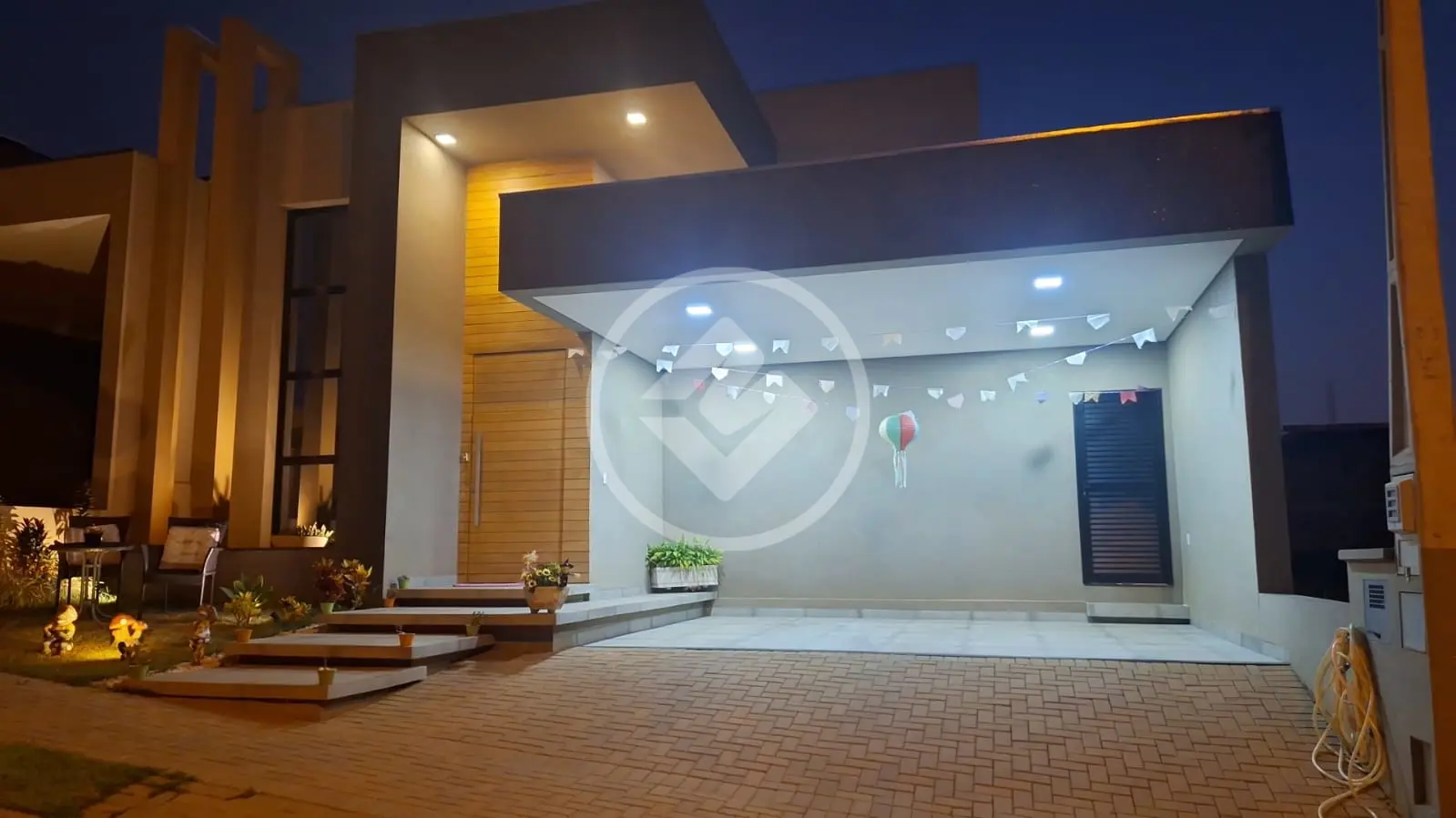 Linda casa com 3 dormitórios sendo 1 suíte, jacuzzi, climatizada e com aquecimento solar